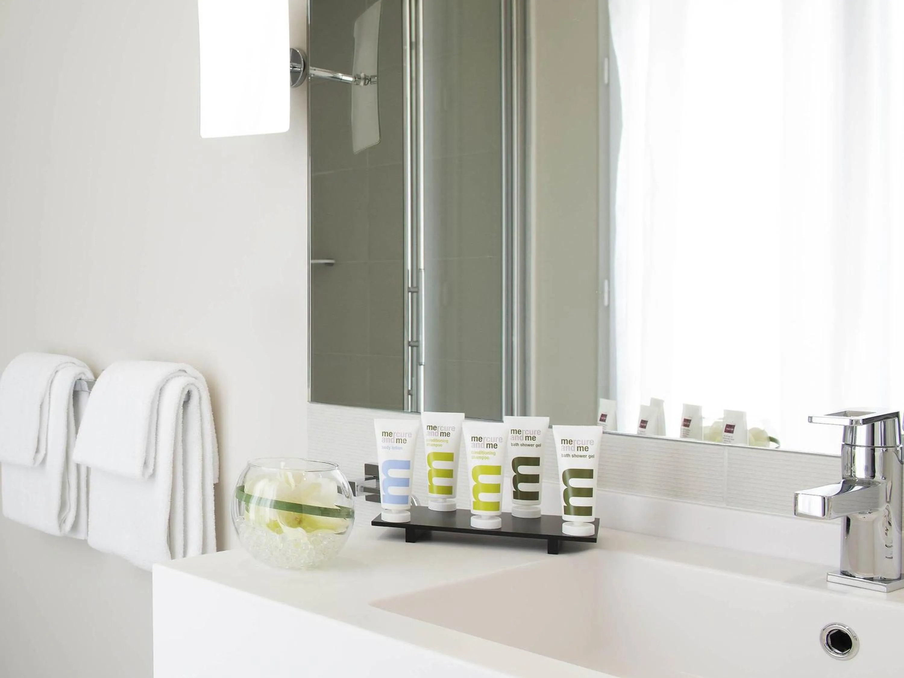 Bedroom in Mercure Paris Levallois