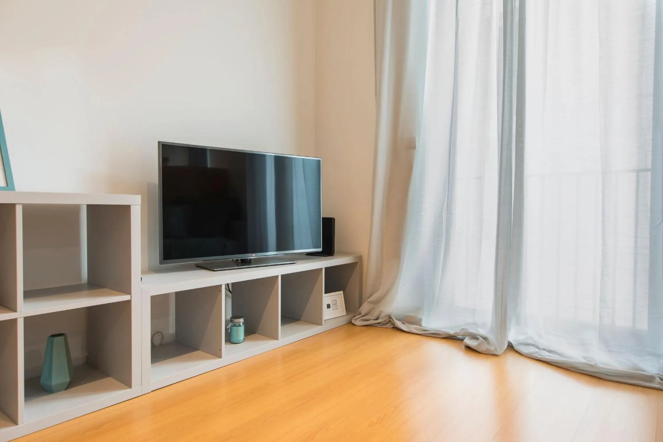TV and multimedia in LovelyStay - Family-Friendly Apartment Downtown