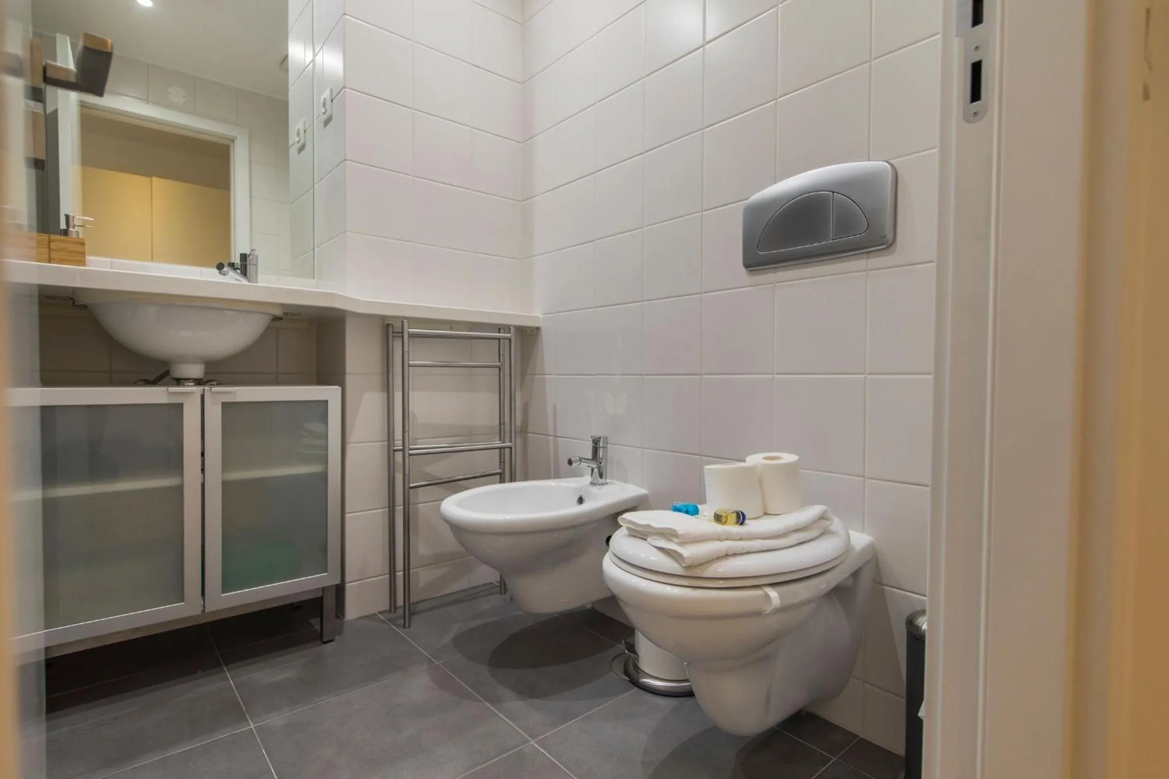 Toilet in LovelyStay - Family-Friendly Apartment Downtown
