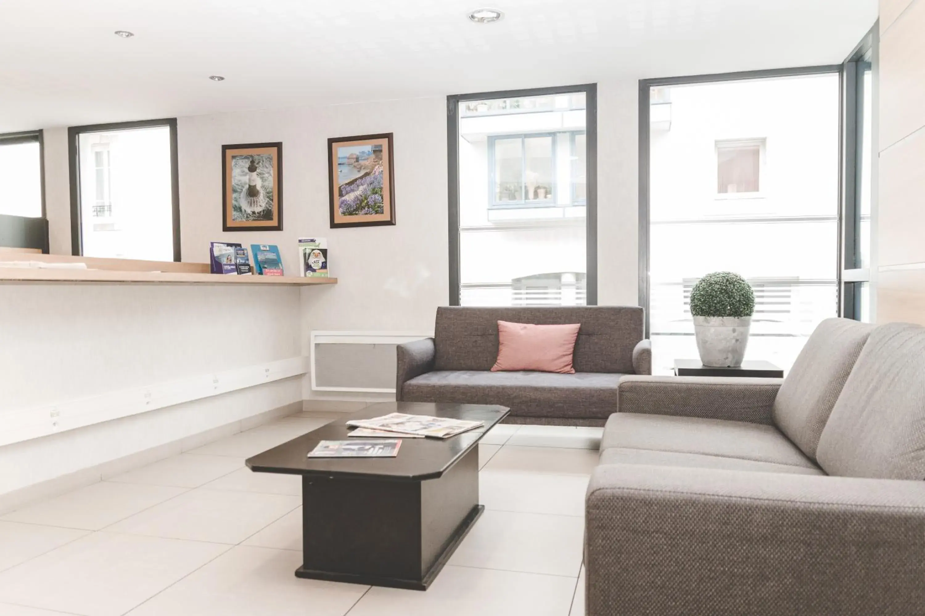 Lobby or reception in Terres de France - Appart'Hotel Quimper Bretagne Lobby or reception in Terres de France - Appart'Hotel Quimper Bretagne