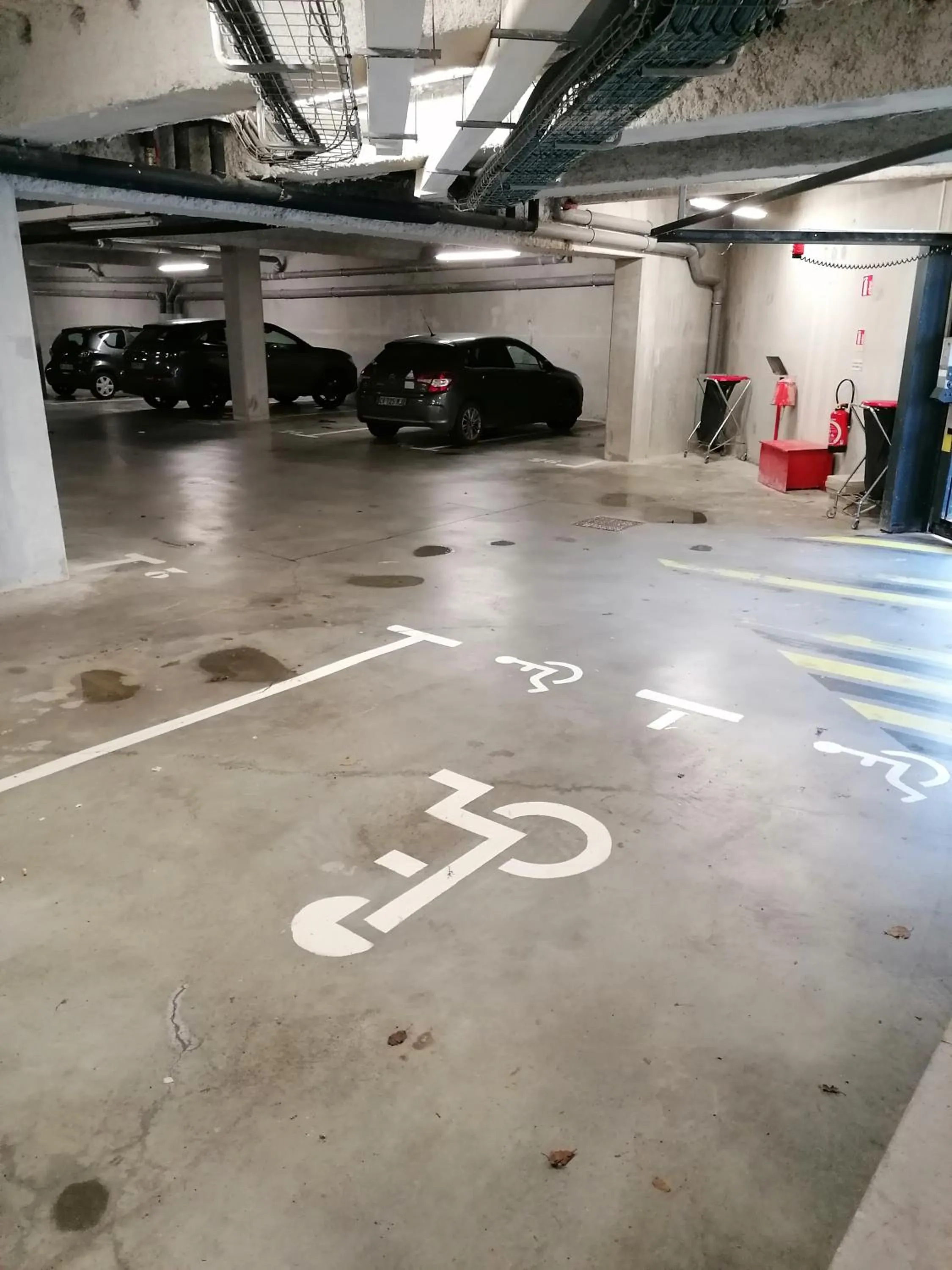 Parking in Terres de France - Appart'Hotel Quimper Bretagne