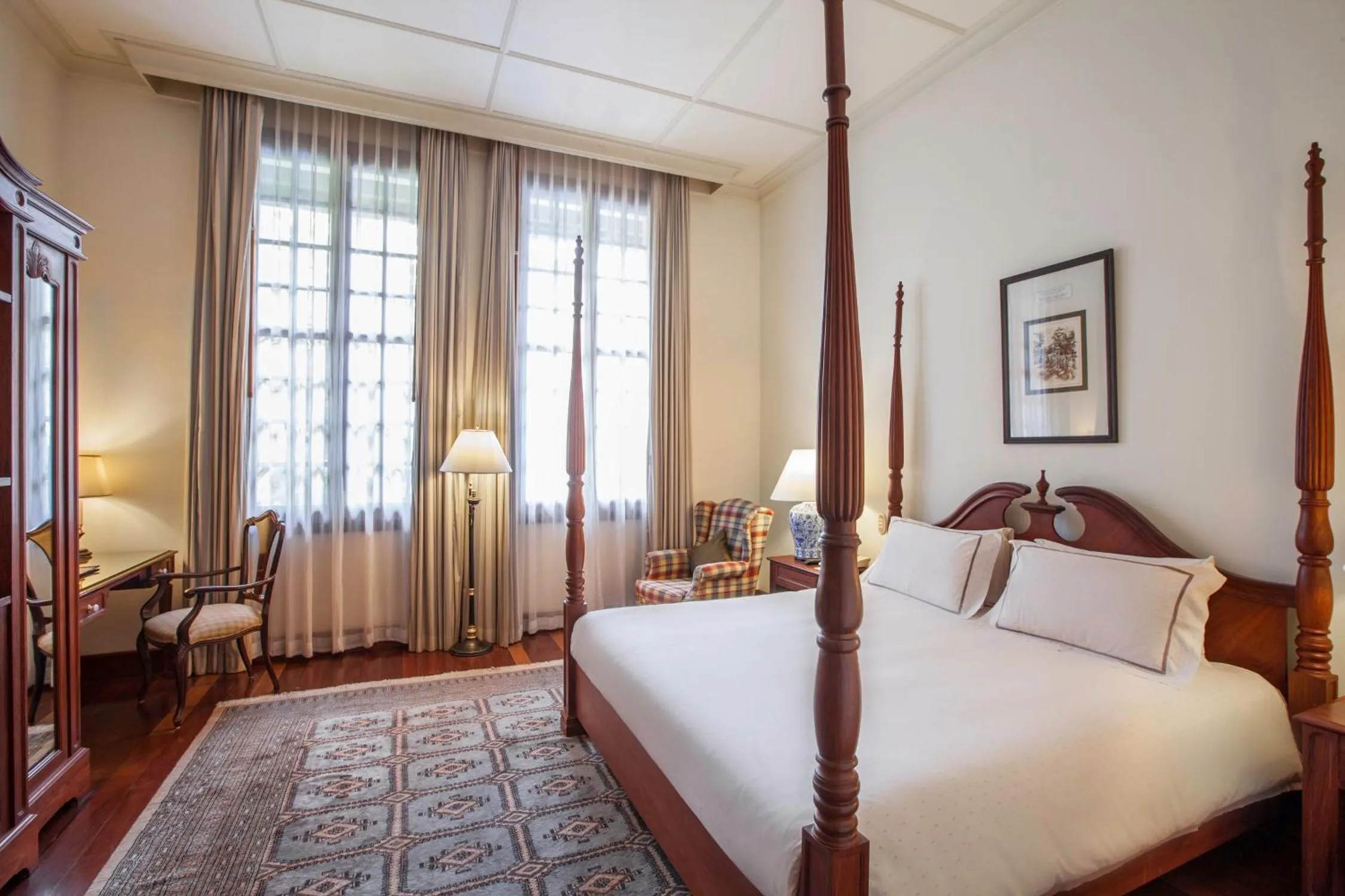 Photo of the whole room, Bed in Settha Palace Hotel