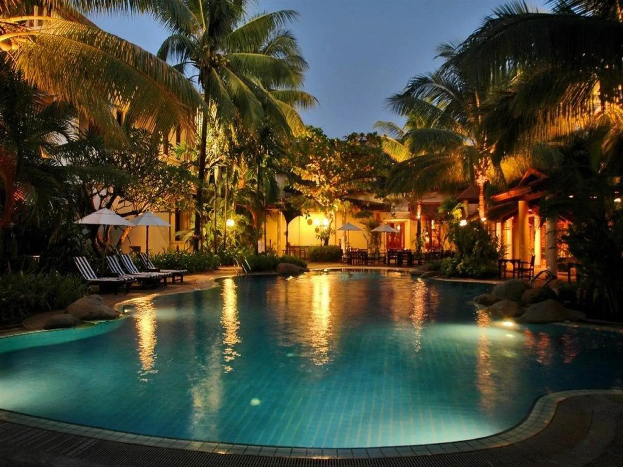 Swimming pool in Settha Palace Hotel Swimming pool in Settha Palace Hotel