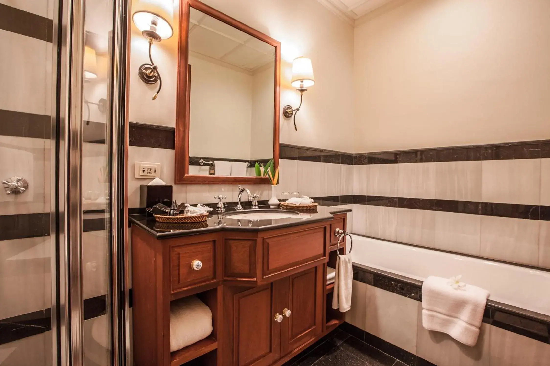 Deluxe King Room in Settha Palace Hotel Deluxe King Room in Settha Palace Hotel