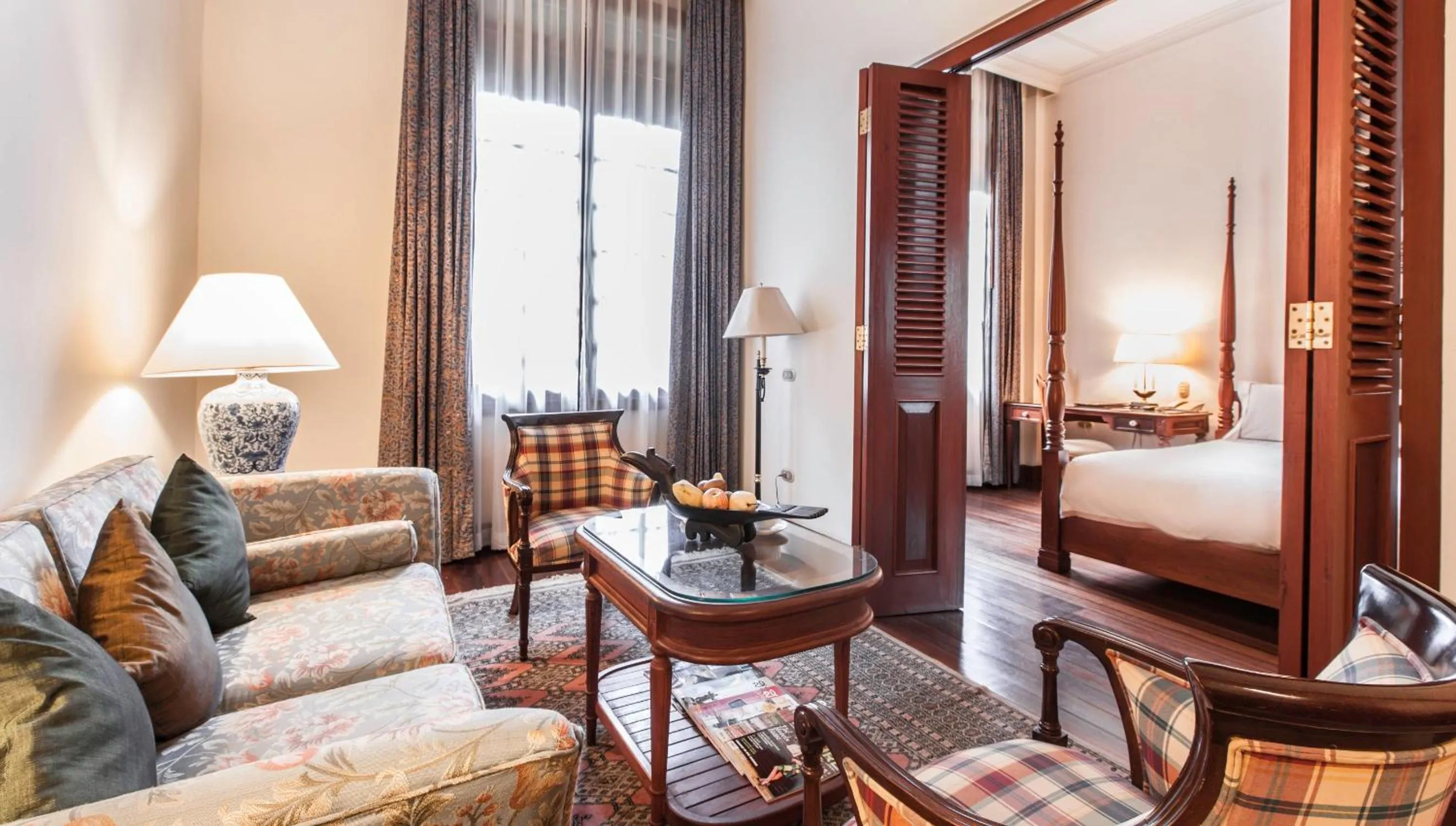 Living room, Bed in Settha Palace Hotel