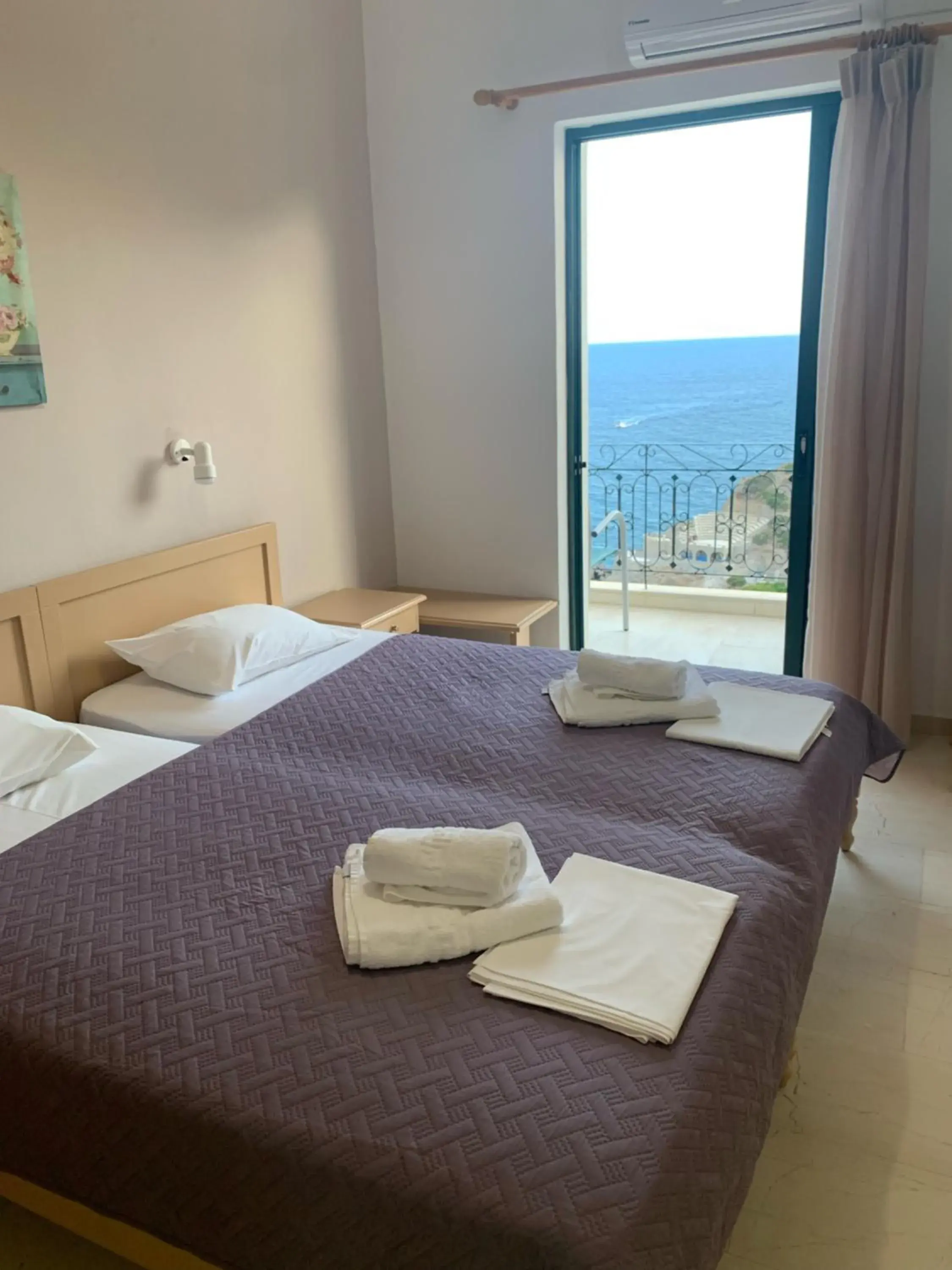 Twin Room with Sea View in Iro Hotel Twin Room with Sea View in Iro Hotel