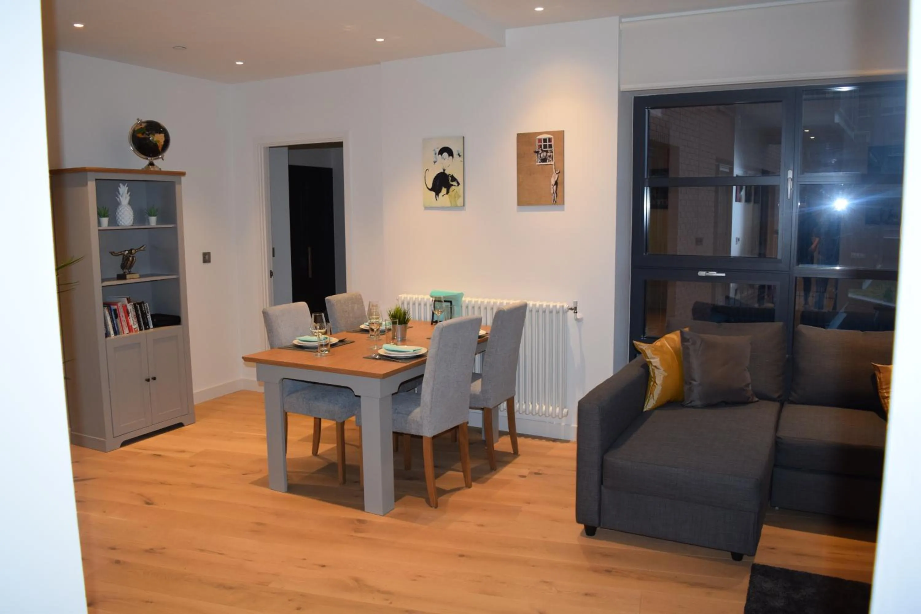 Dining area in London City Island 3 Bedroom Luxury Apartments, Canary Wharf