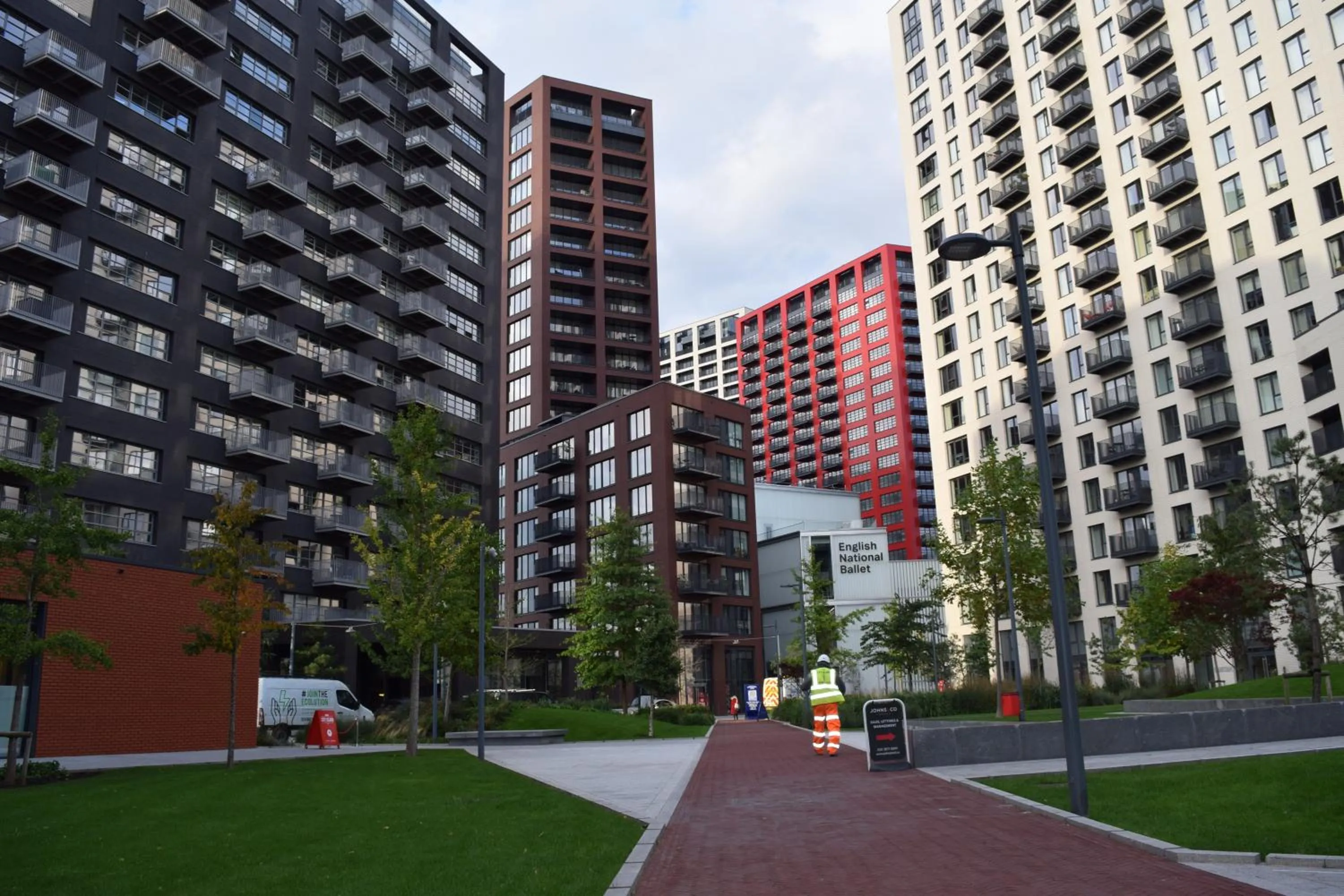 Neighbourhood in London City Island 3 Bedroom Luxury Apartments, Canary Wharf