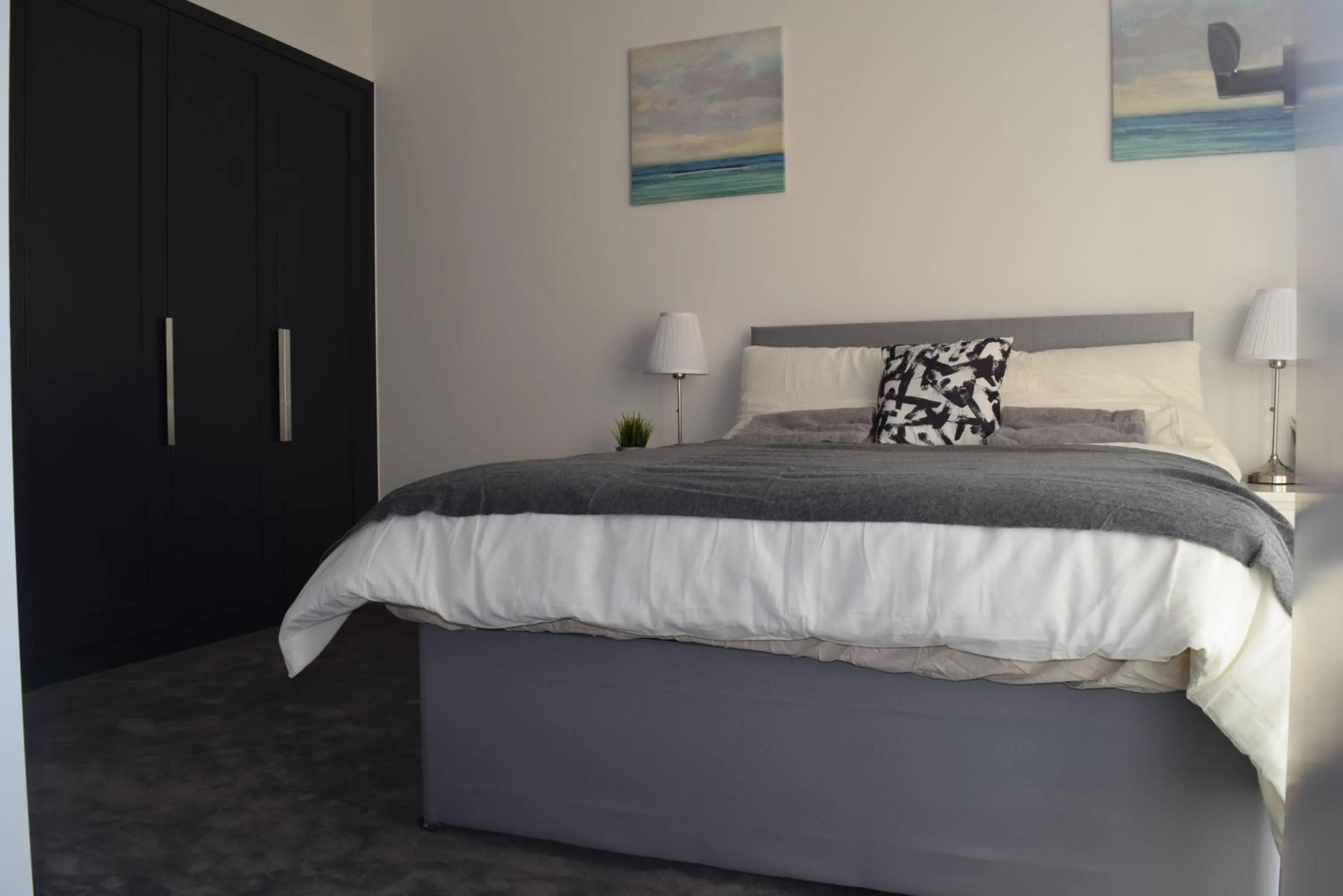 Bedroom, Bed in London City Island 3 Bedroom Luxury Apartments, Canary Wharf