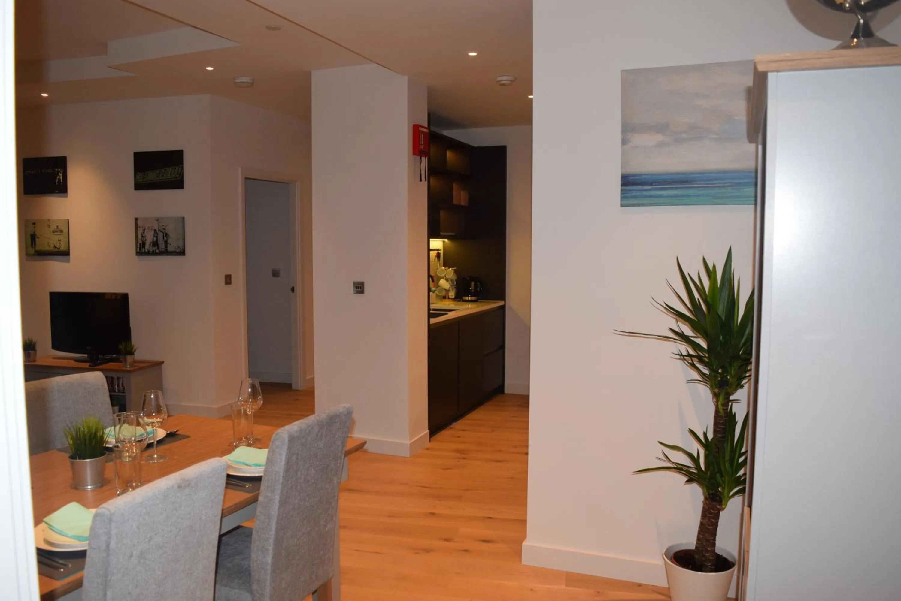 Dining area in London City Island 3 Bedroom Luxury Apartments, Canary Wharf