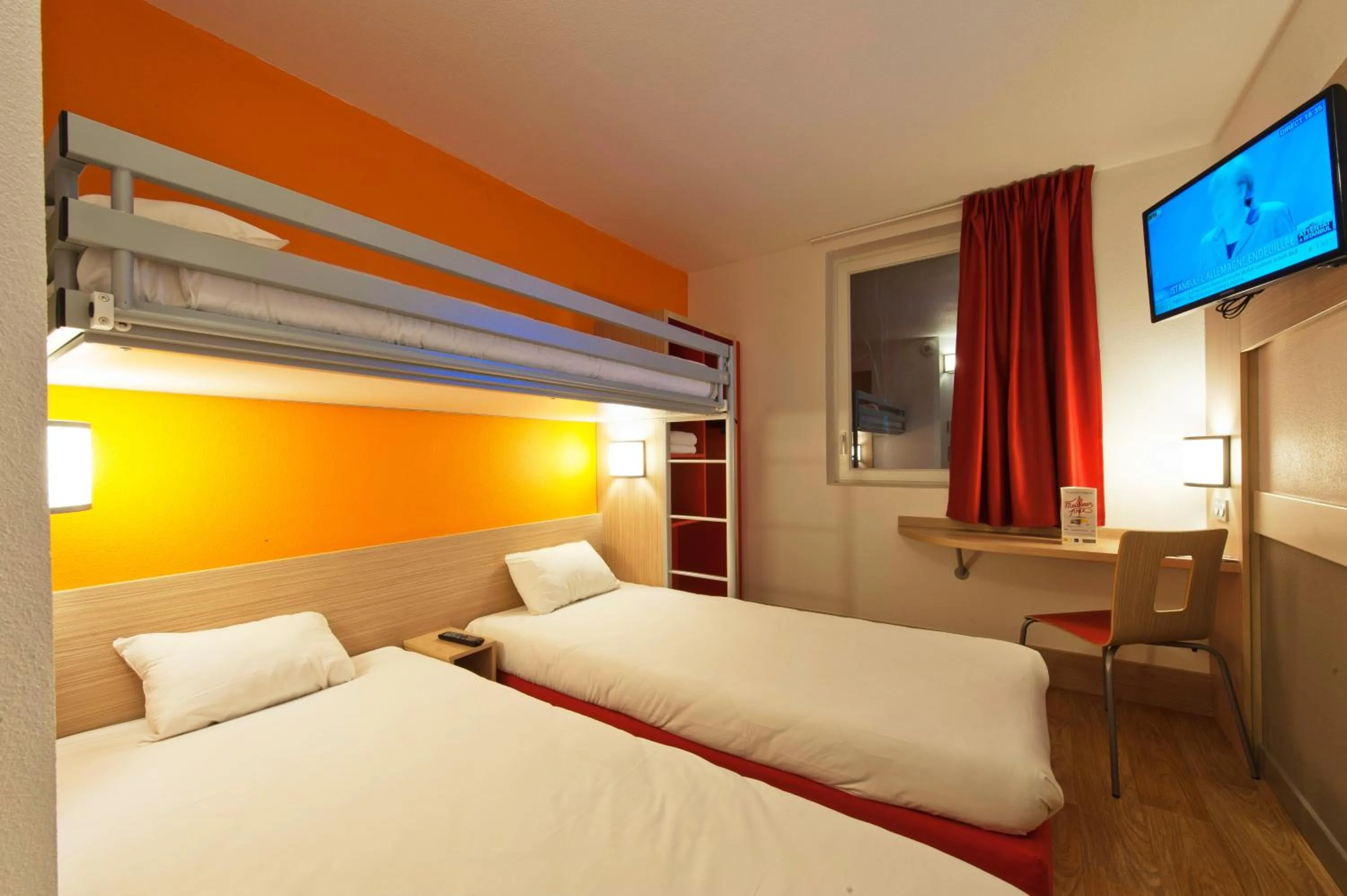 Photo of the whole room, Bed in Premiere Classe Sens Nord- Saint Clément