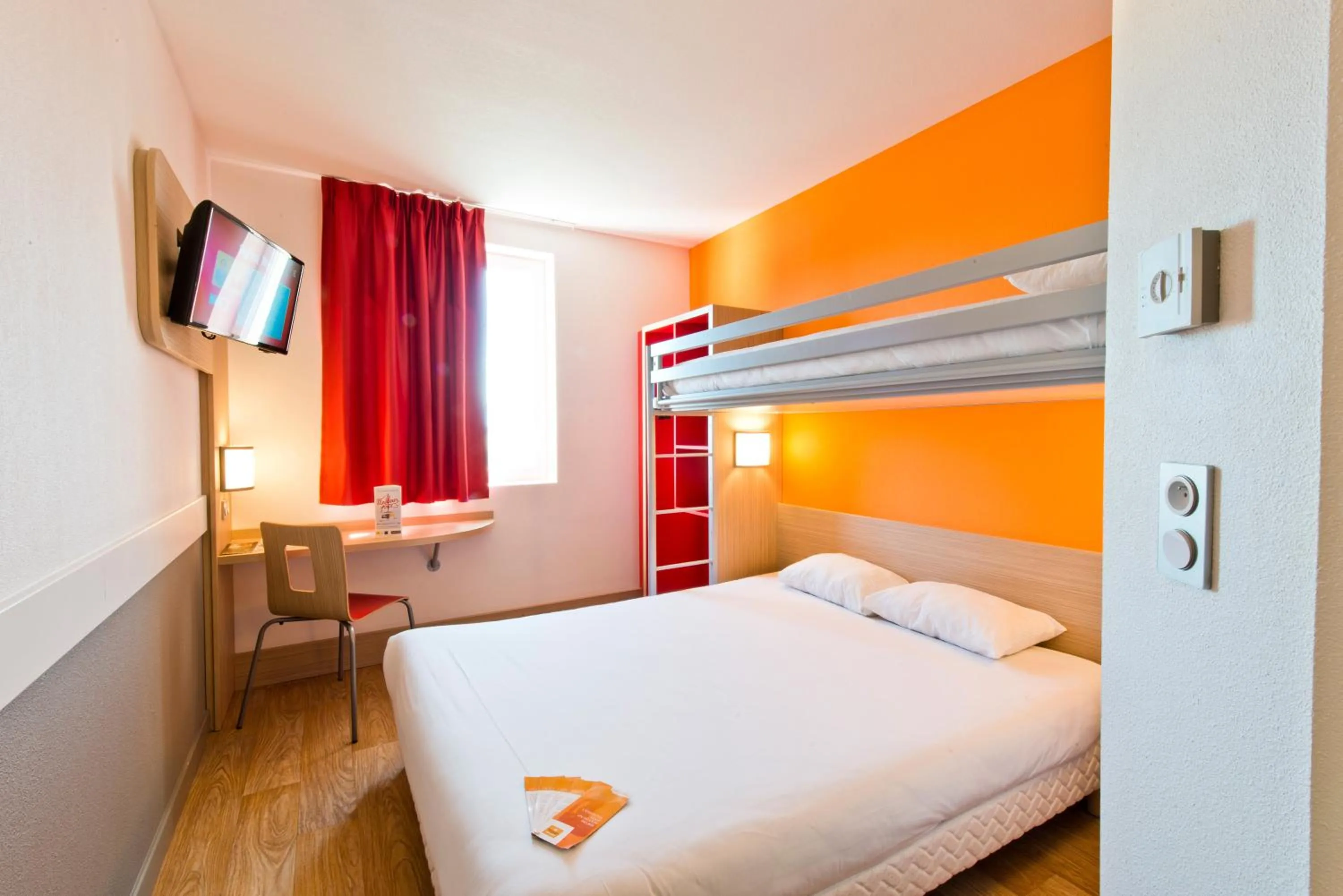 Photo of the whole room, Bed in Premiere Classe Sens Nord- Saint Clément