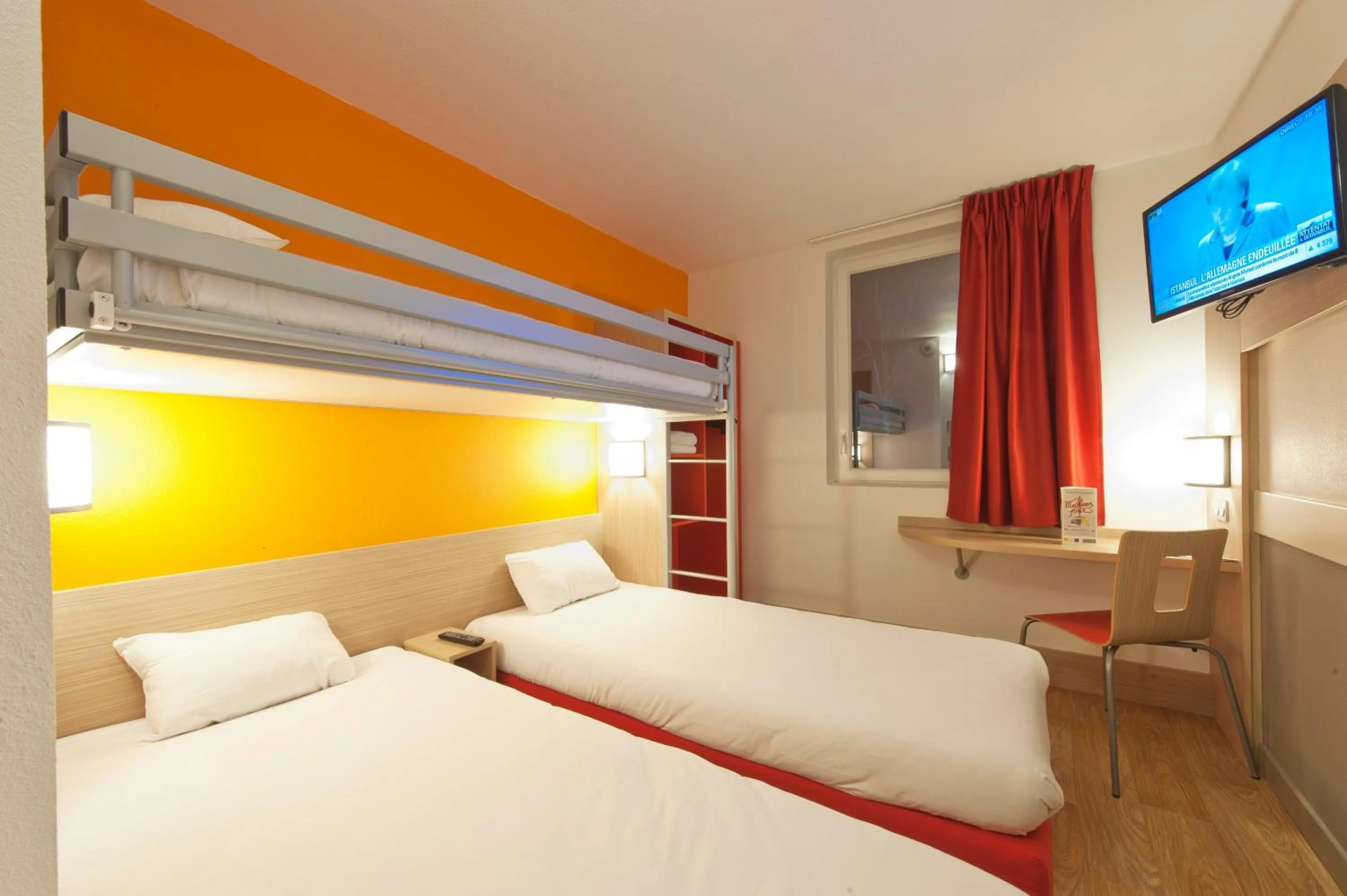 Photo of the whole room, Bed in Premiere Classe Sens Nord- Saint Clément