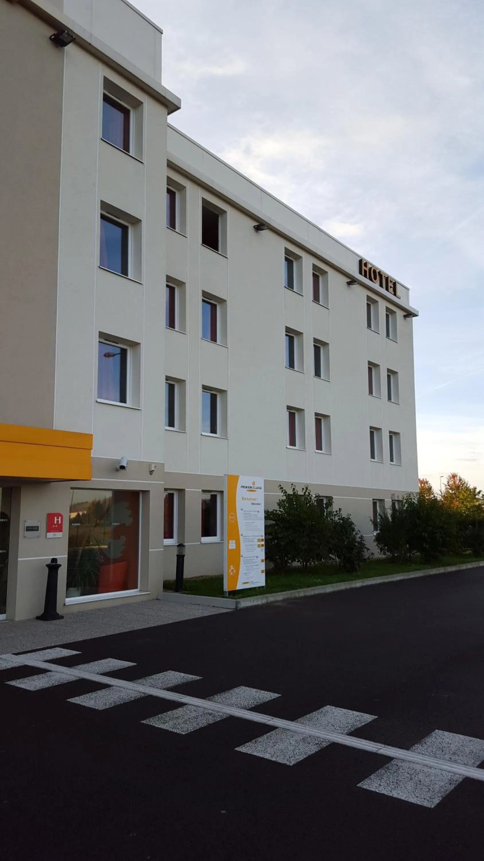 Facade/entrance in Premiere Classe Sens Nord- Saint Clément