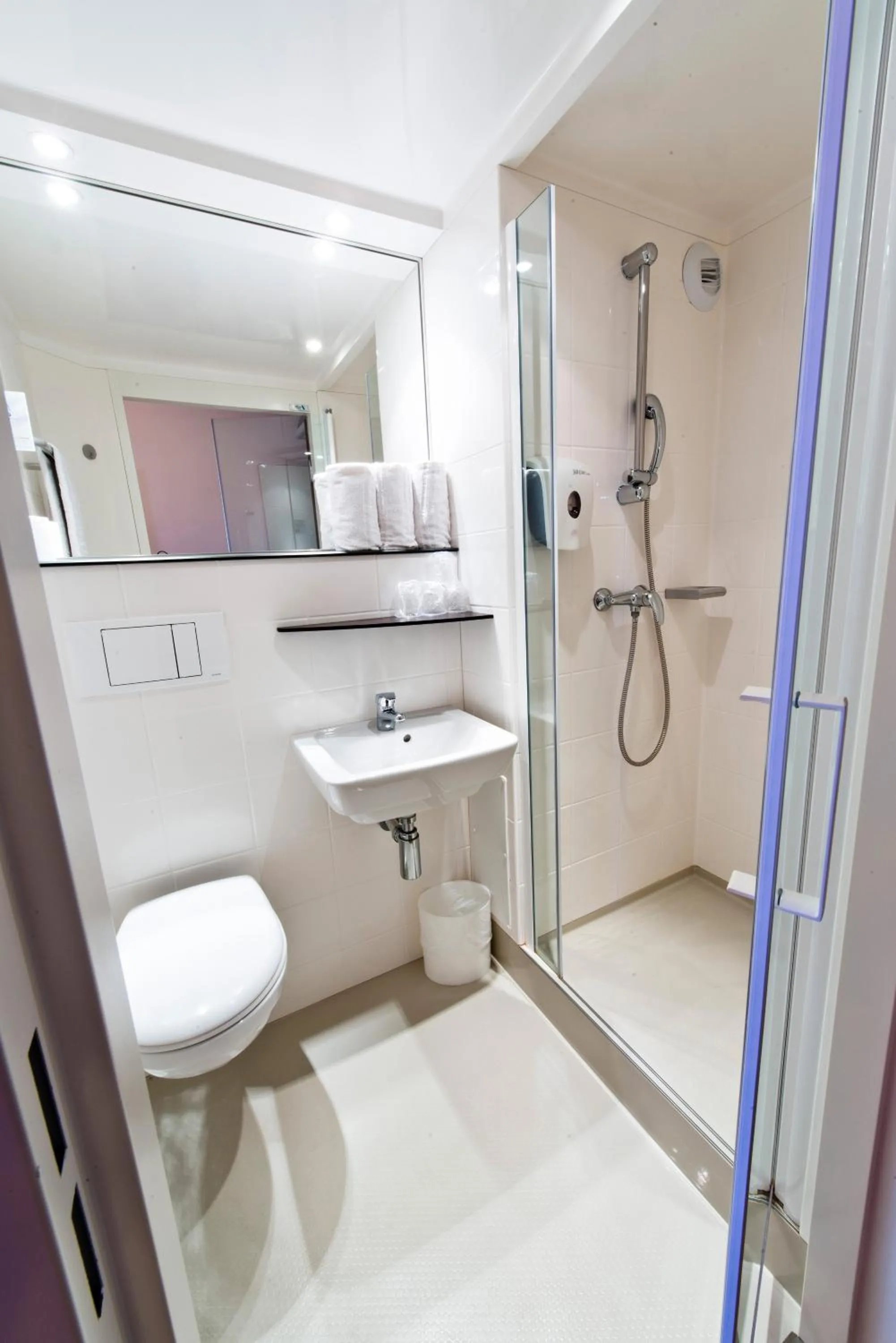 Shower in Premiere Classe Sens Nord- Saint Clément