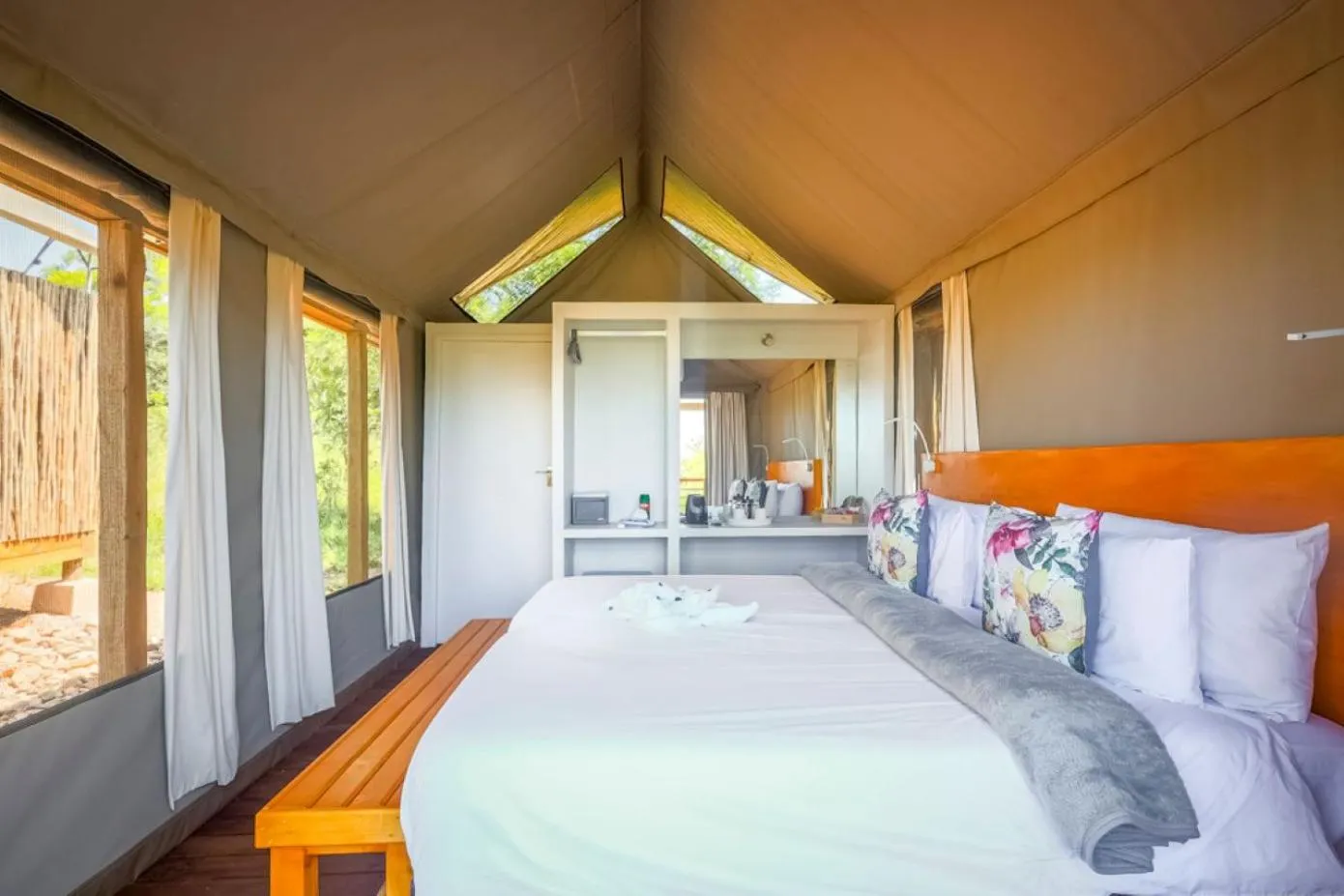 Bedroom, Bed in Ndhula Luxury Tented Lodge