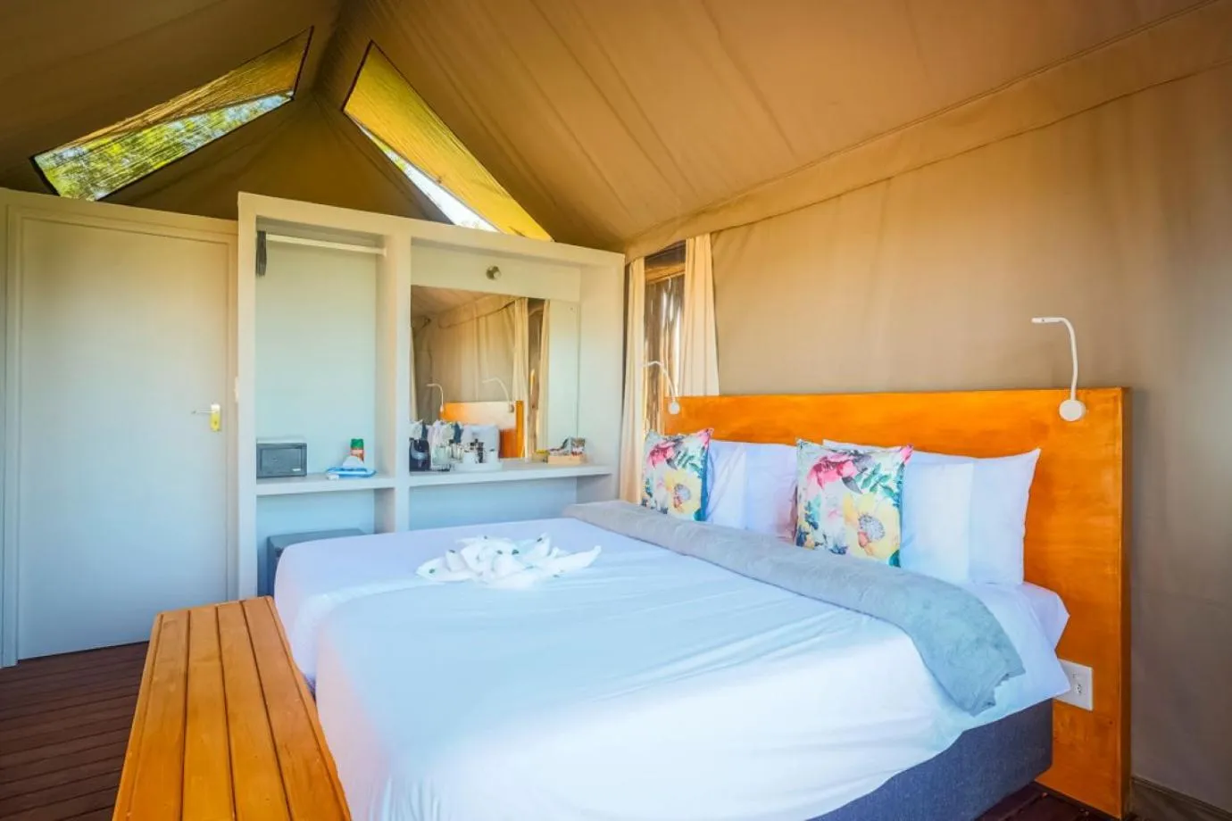 Bedroom, Bed in Ndhula Luxury Tented Lodge