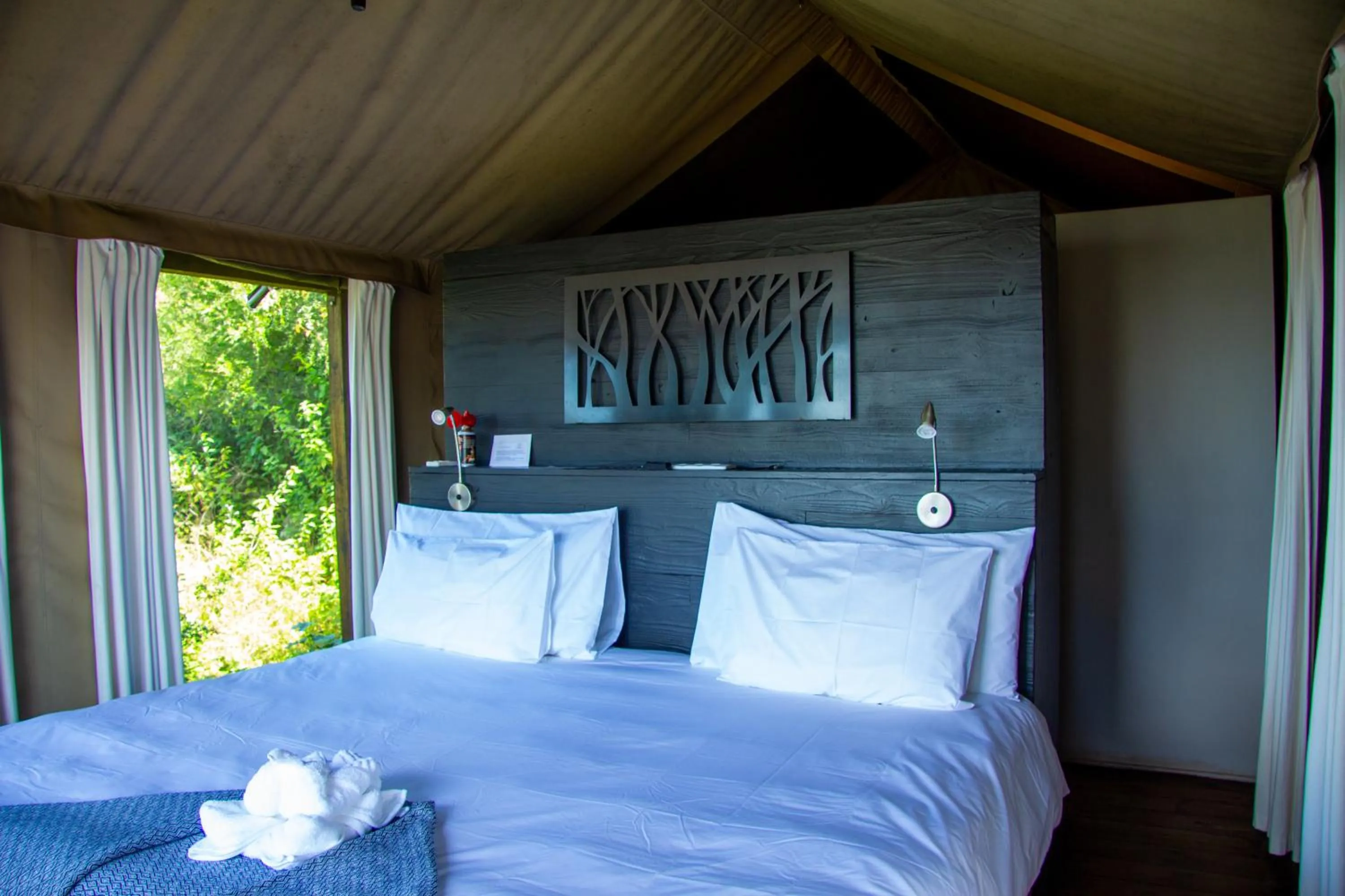 Bedroom, Bed in Ndhula Luxury Tented Lodge