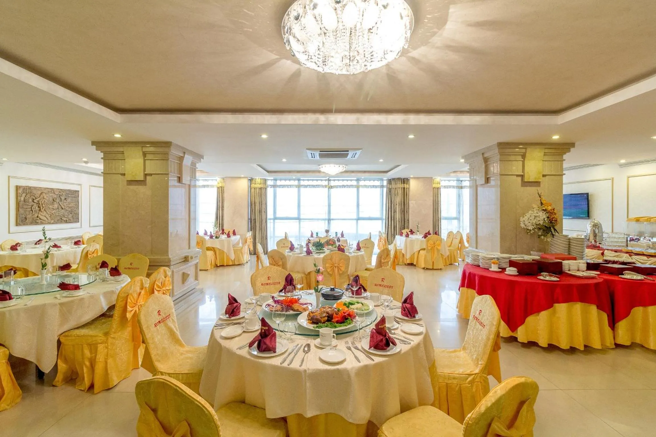 Restaurant/places to eat in Romeliess Hotel