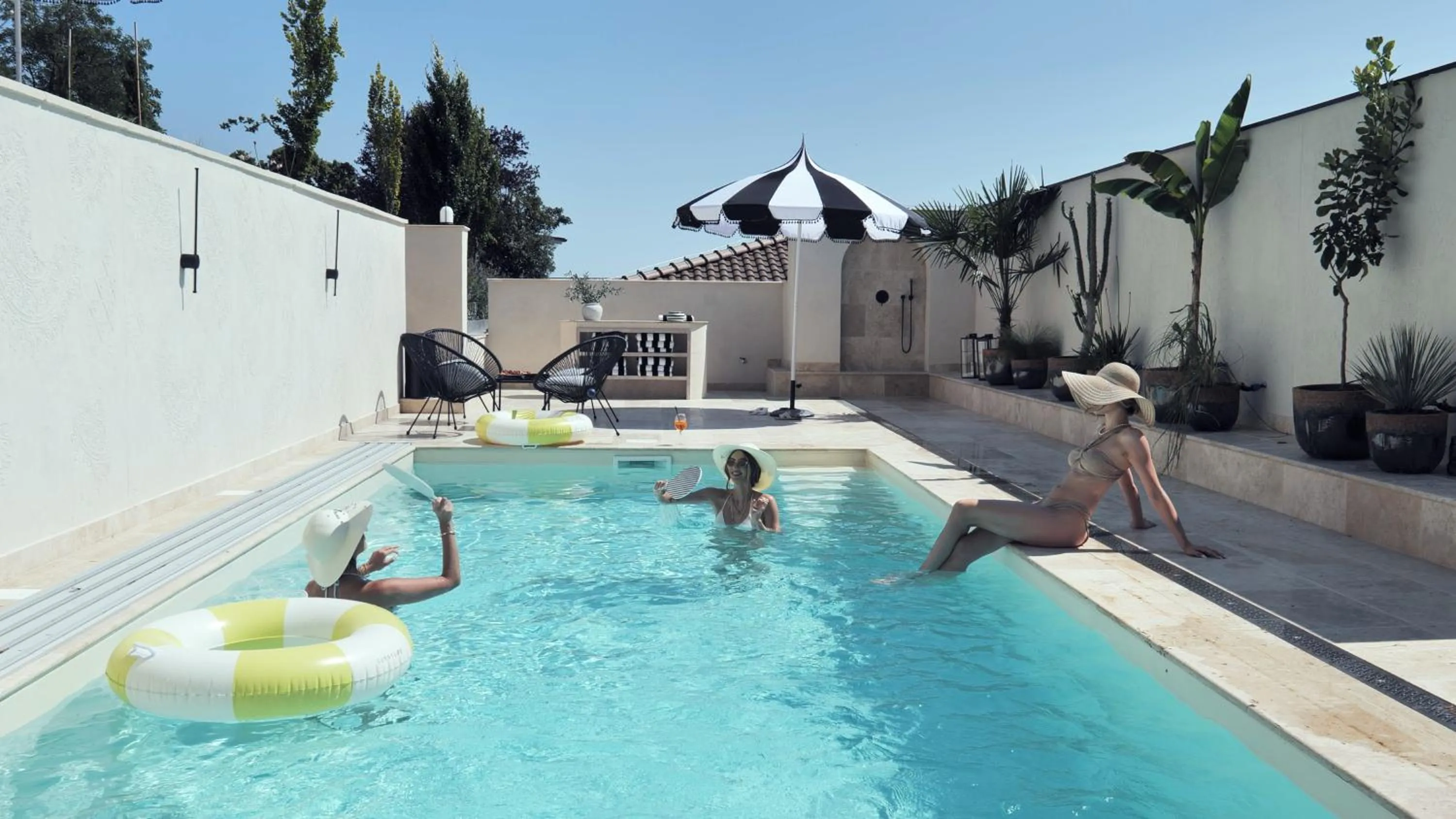 Swimming pool in Hotel Golden Key, 4 Stars Superior