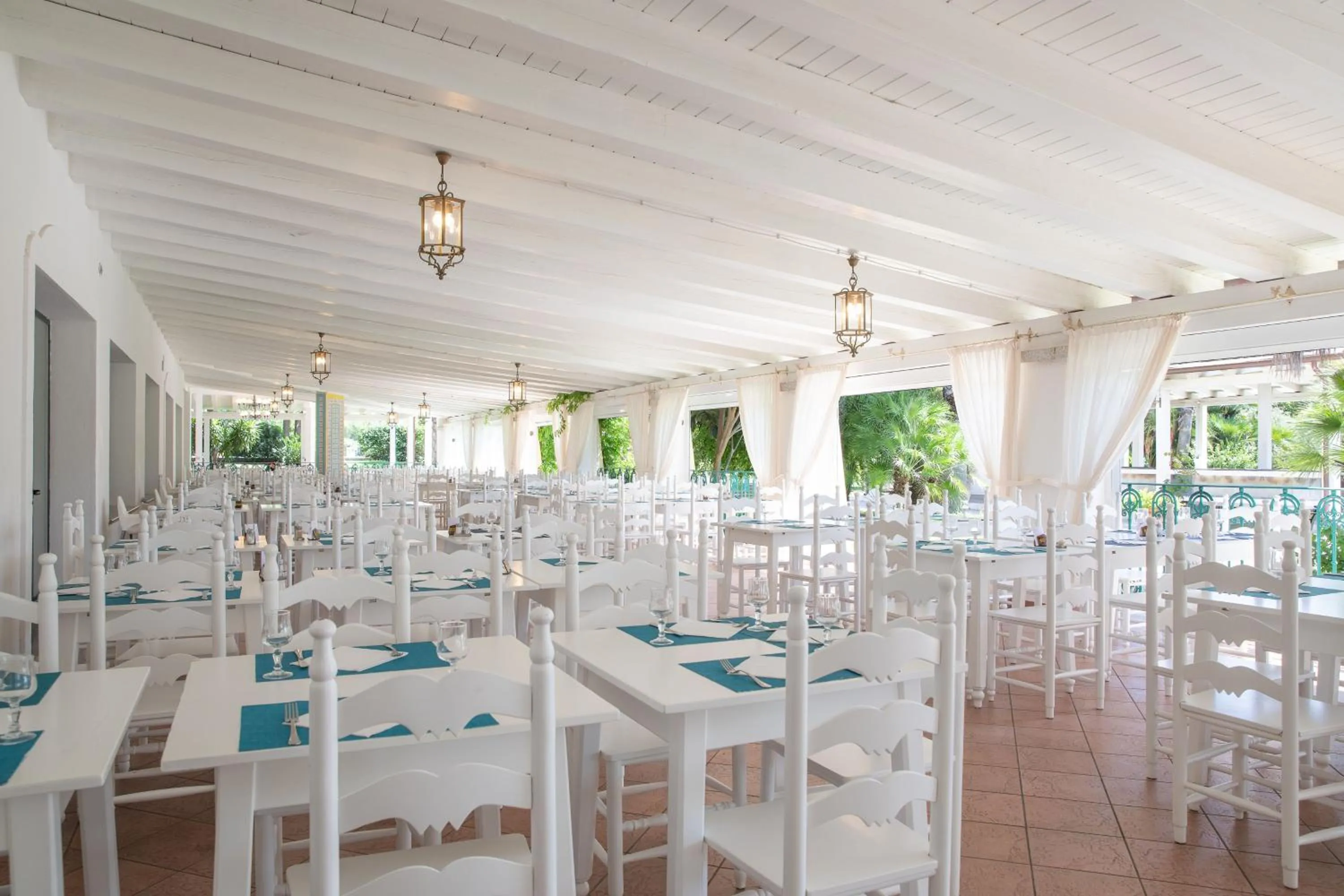 Restaurant/places to eat in Club Hotel Marina Beach