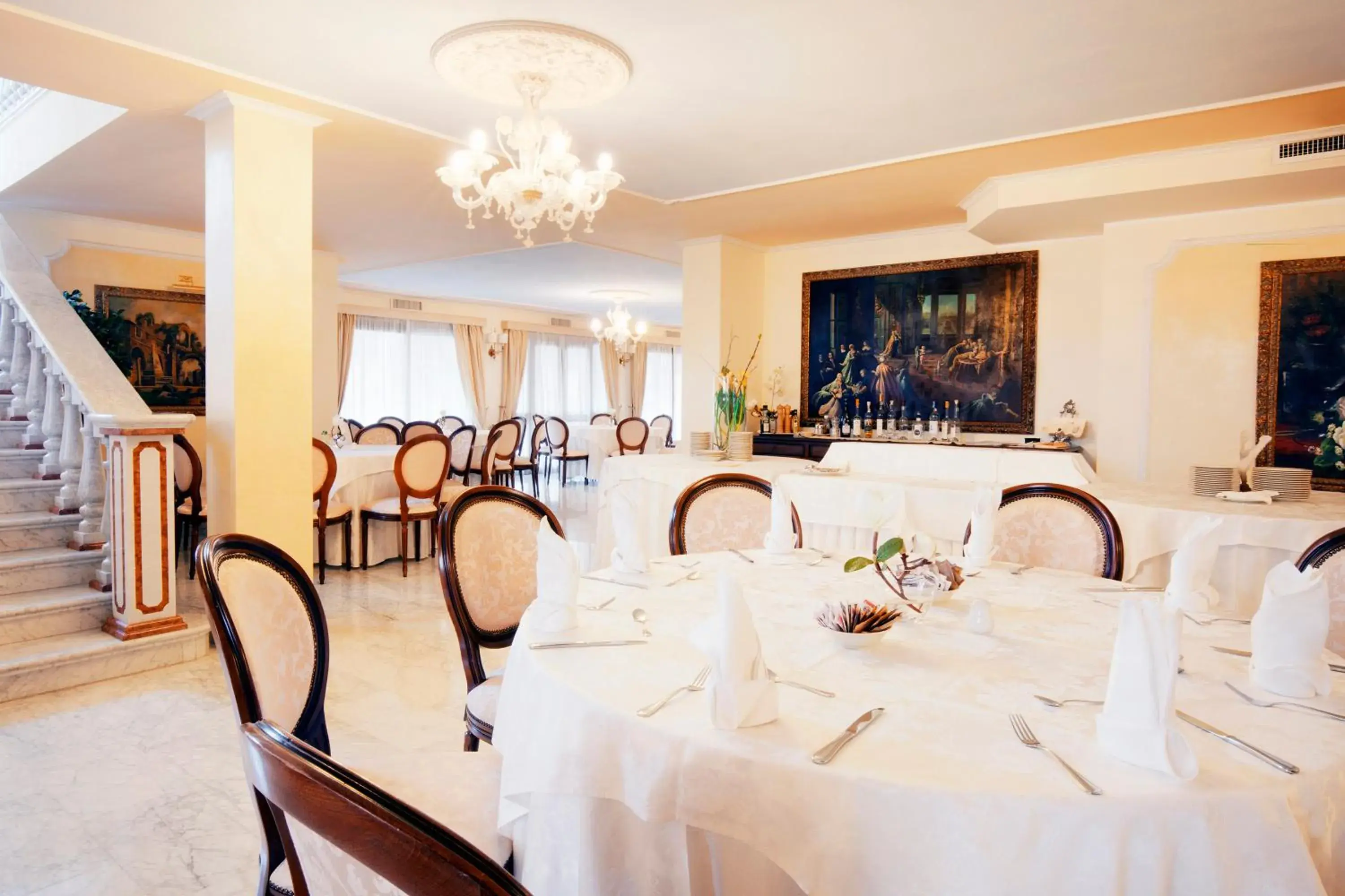 Restaurant/places to eat in Grand Hotel President Restaurant/places to eat in Grand Hotel President