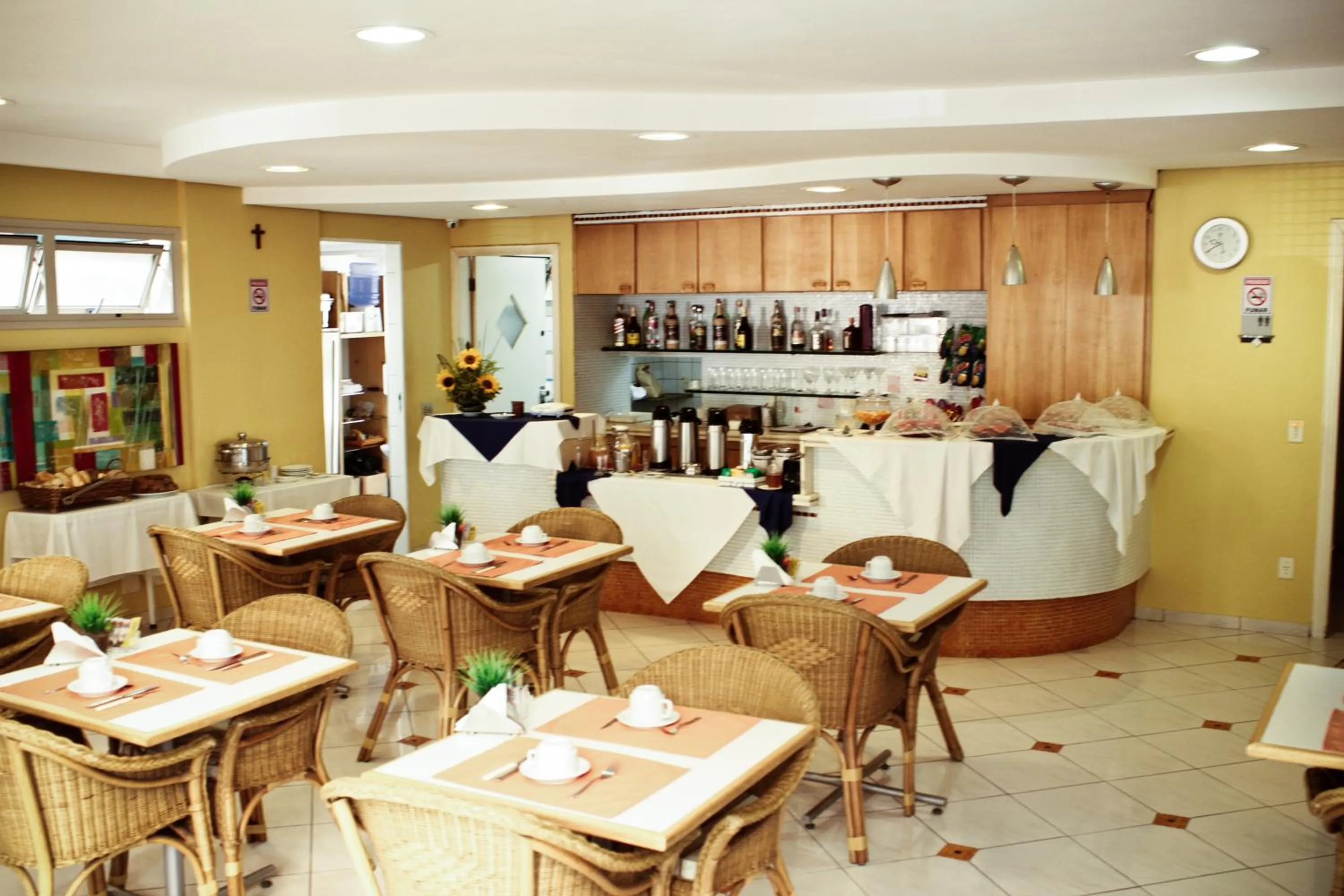 Buffet breakfast in Residencial Bella Vista Suites