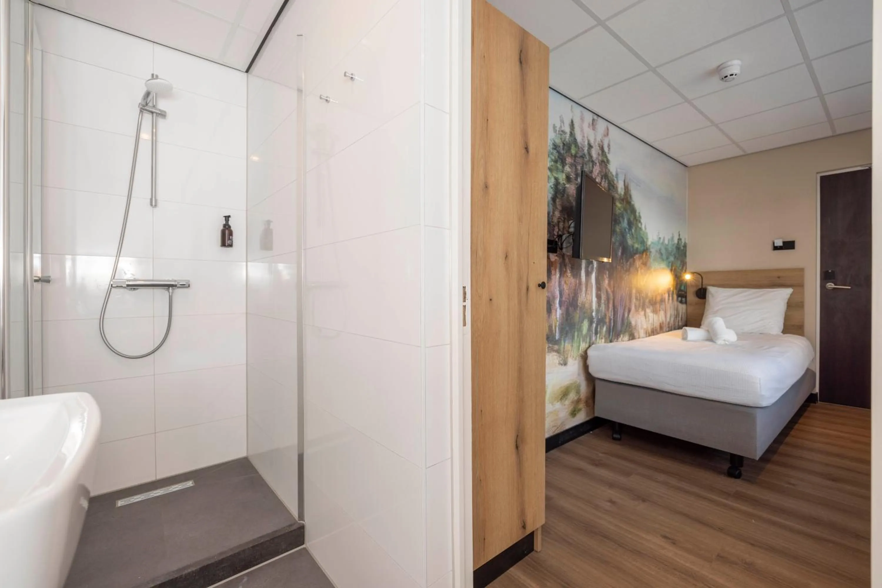 Bathroom, Bed in Fletcher Hotel-Restaurant Het Witte Huis