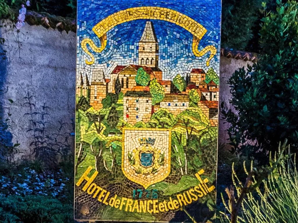 Property building in Hôtel de France et de Russie