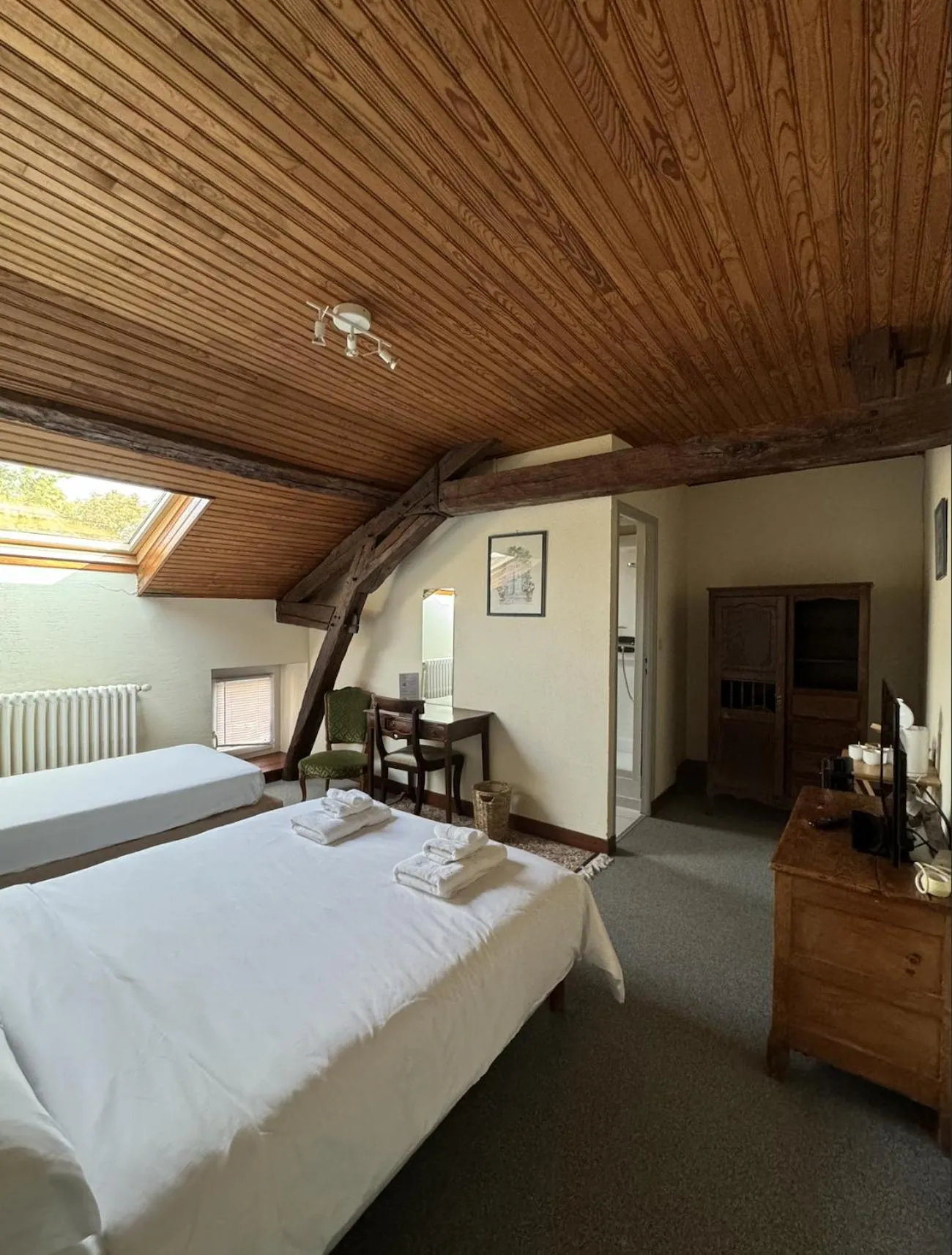 Bed in Hôtel de France et de Russie