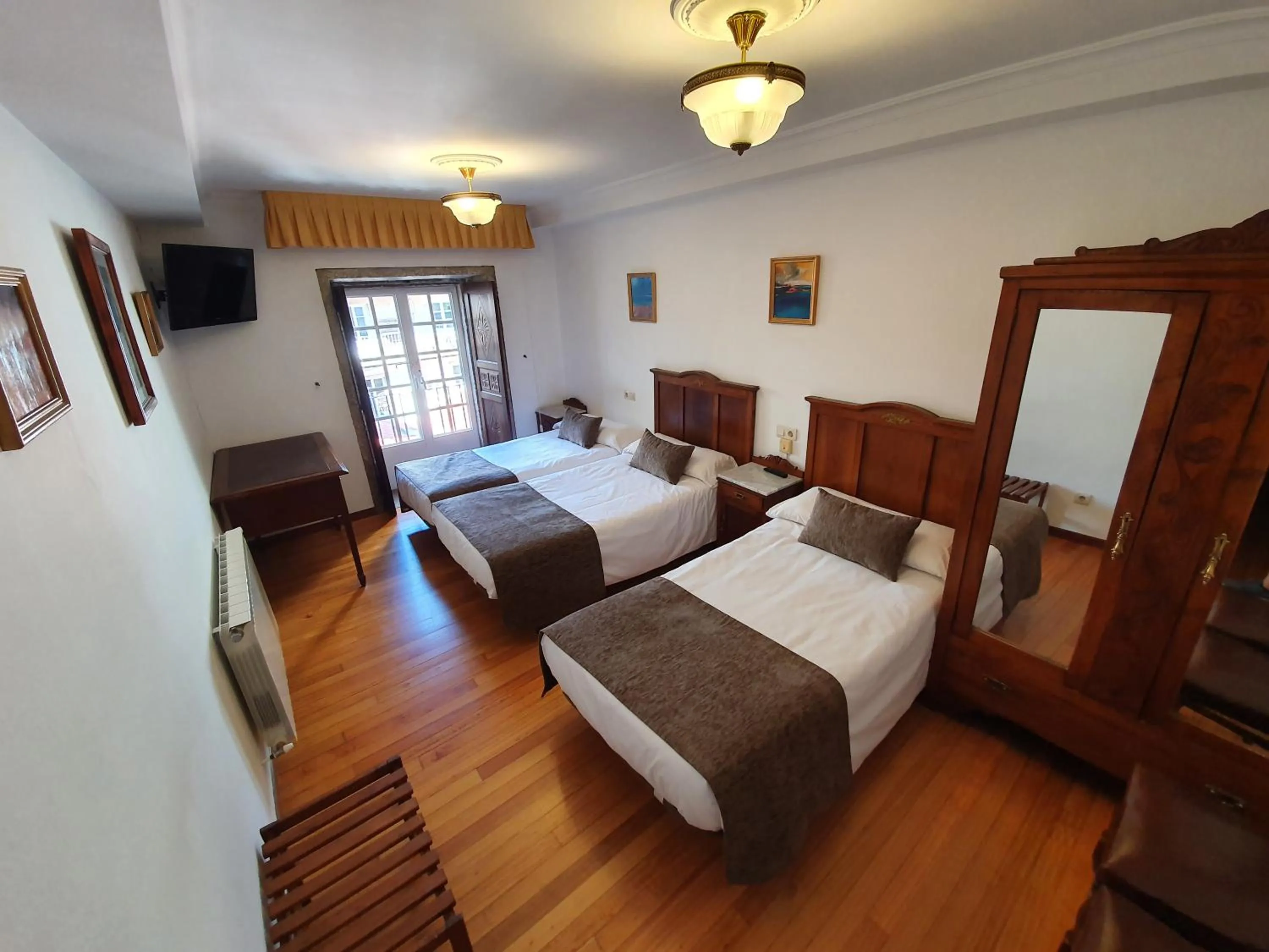Twin Room with Extra Bed in Hostal Giadás