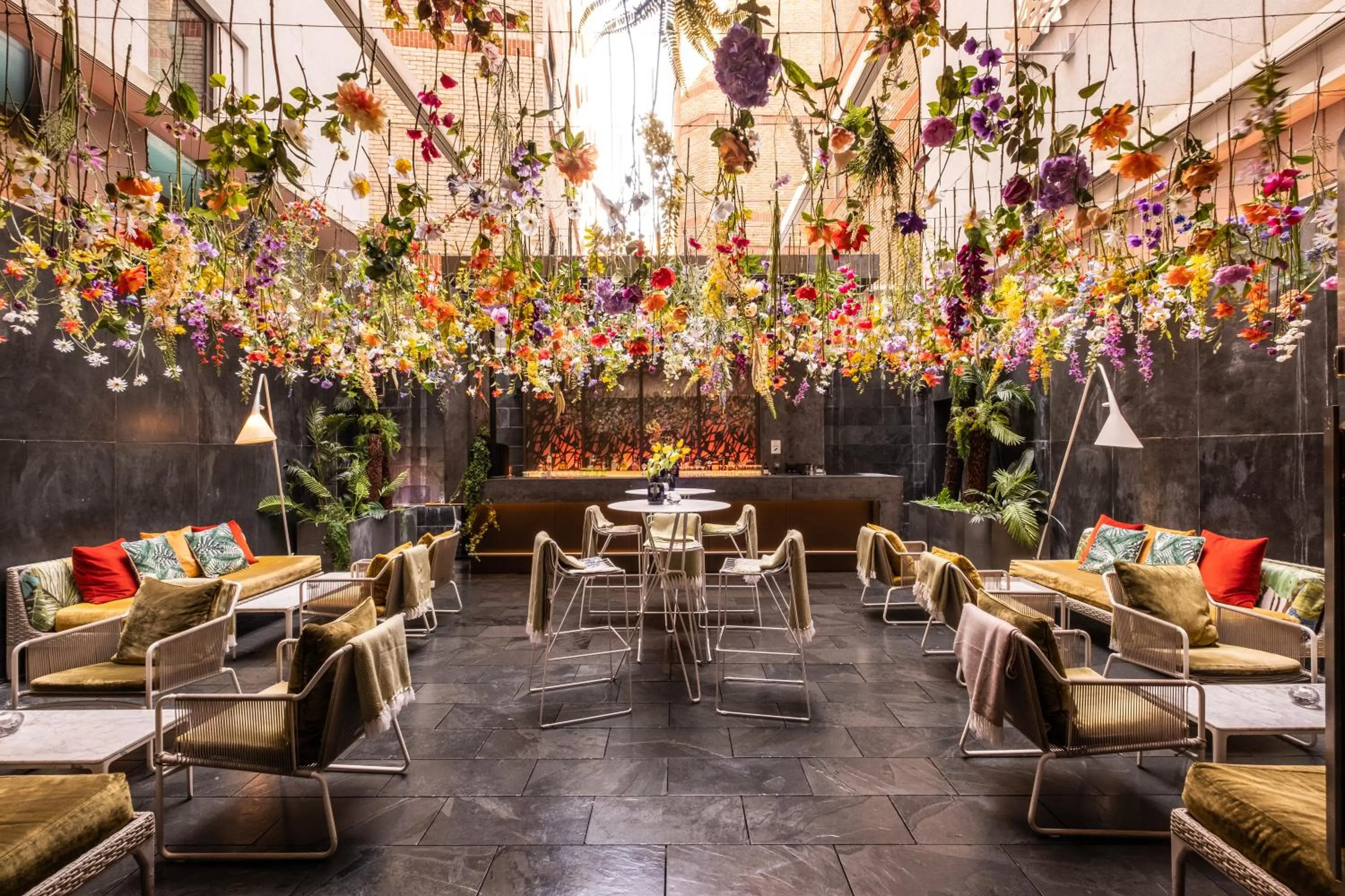 Restaurant/places to eat in South Place Hotel