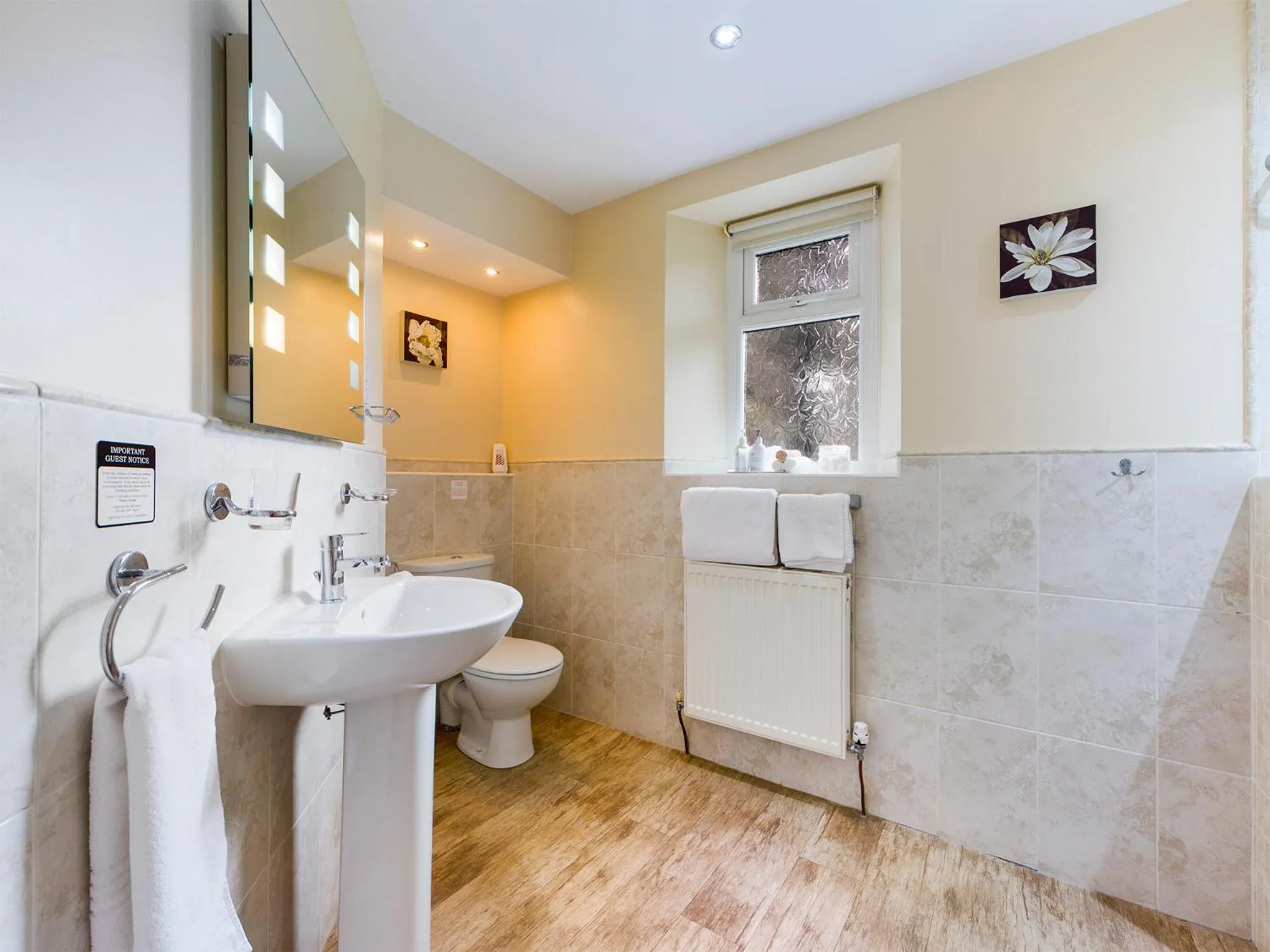 Bathroom in Crow How Country Guest House