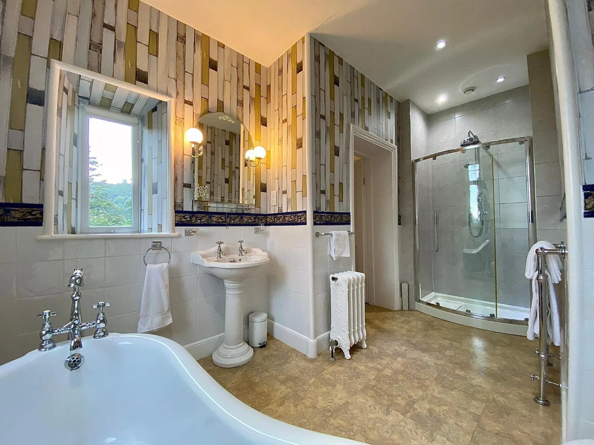 Bathroom in Crow How Country Guest House