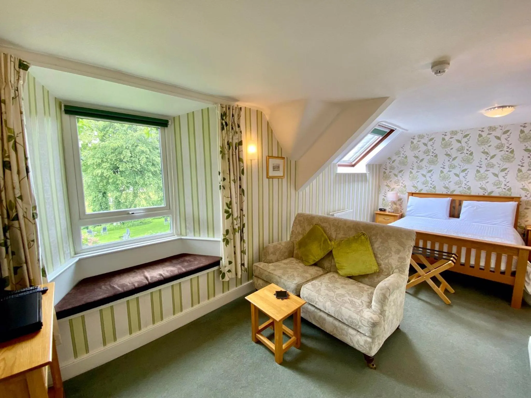 Bedroom, Bed in Crow How Country Guest House