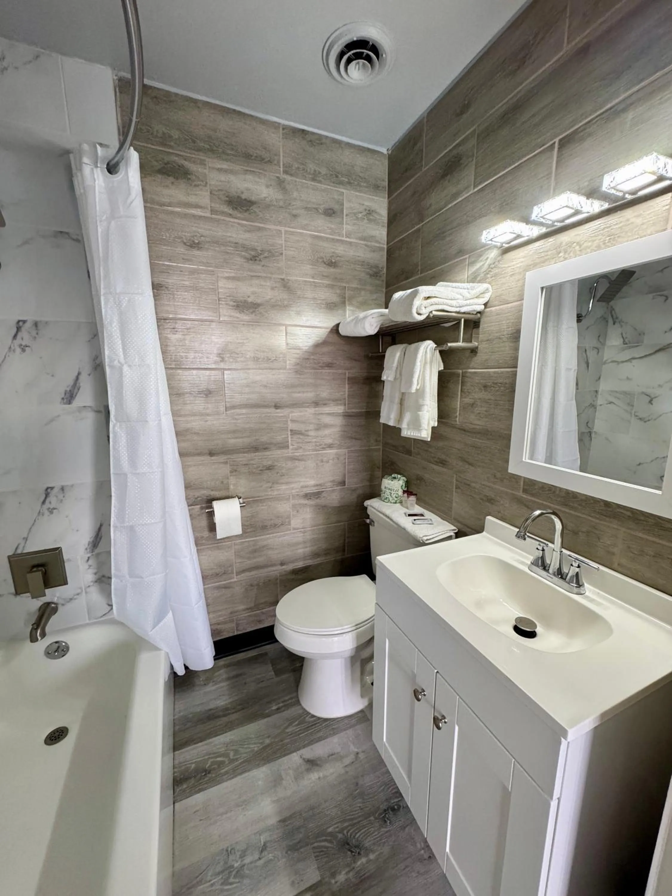 Bathroom in Nampa Downtown Inn