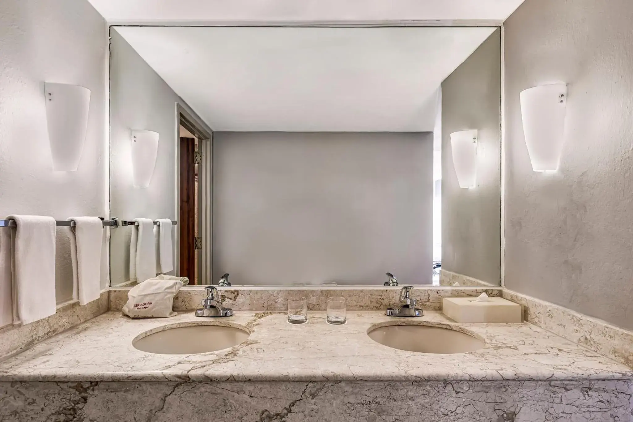 Lobby or reception in Fiesta Inn Express Nuevo Laredo Lobby or reception in Fiesta Inn Express Nuevo Laredo