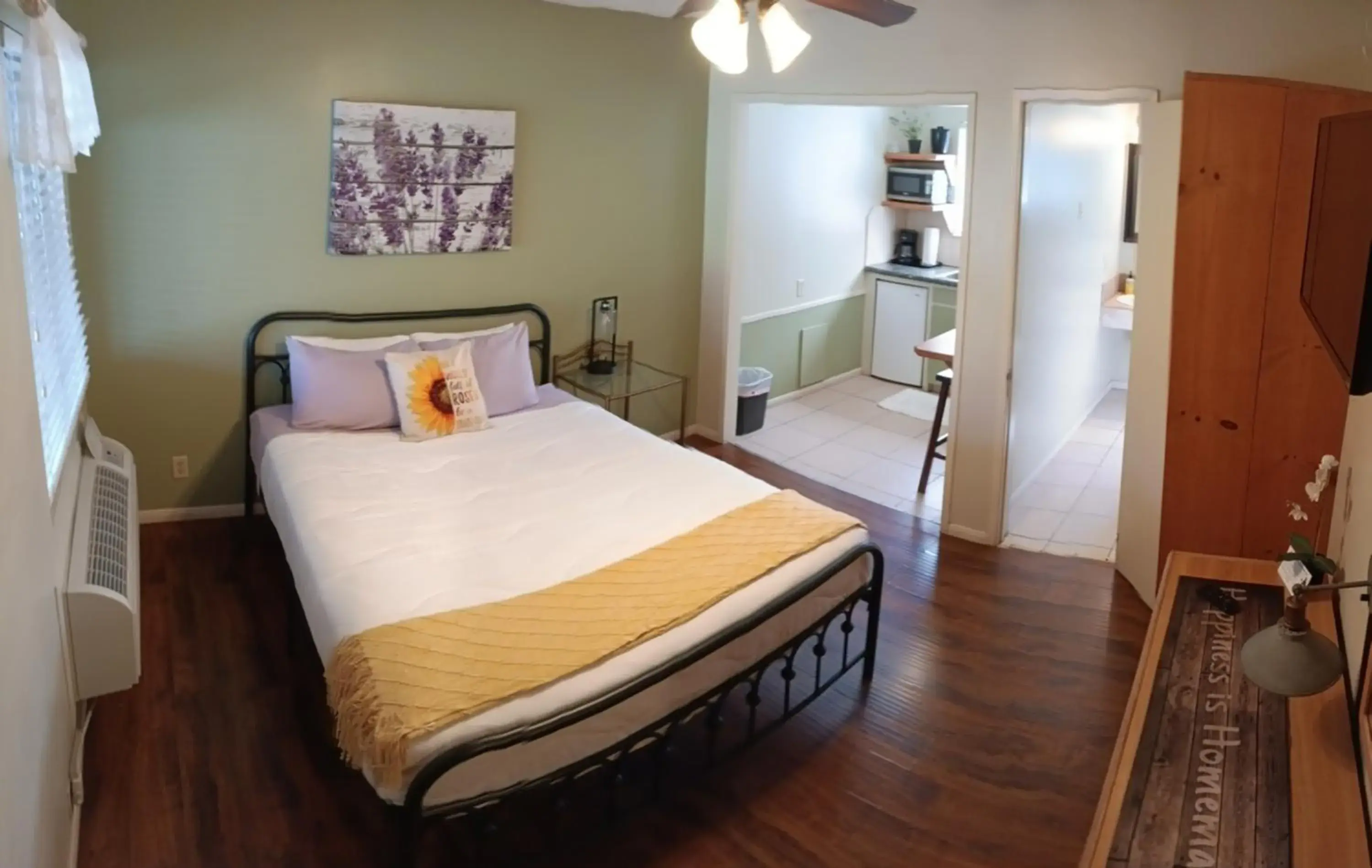 Queen Room with Kitchen in Trees Motel Queen Room with Kitchen in Trees Motel