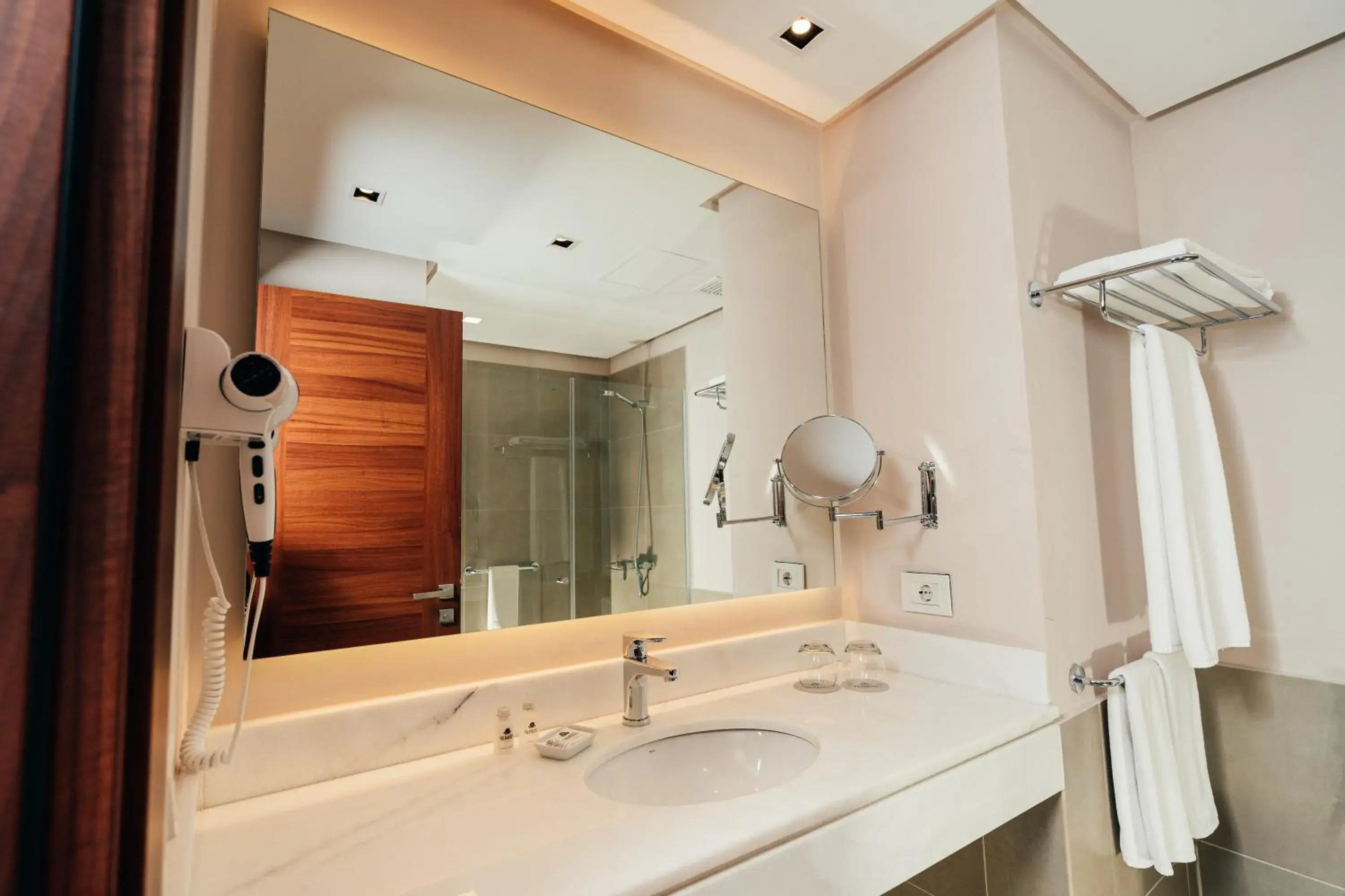 Standard Twin Room in Palmaroga Hotel Asuncion, Tapestry Collection by Hilton Standard Twin Room in Palmaroga Hotel Asuncion, Tapestry Collection by Hilton