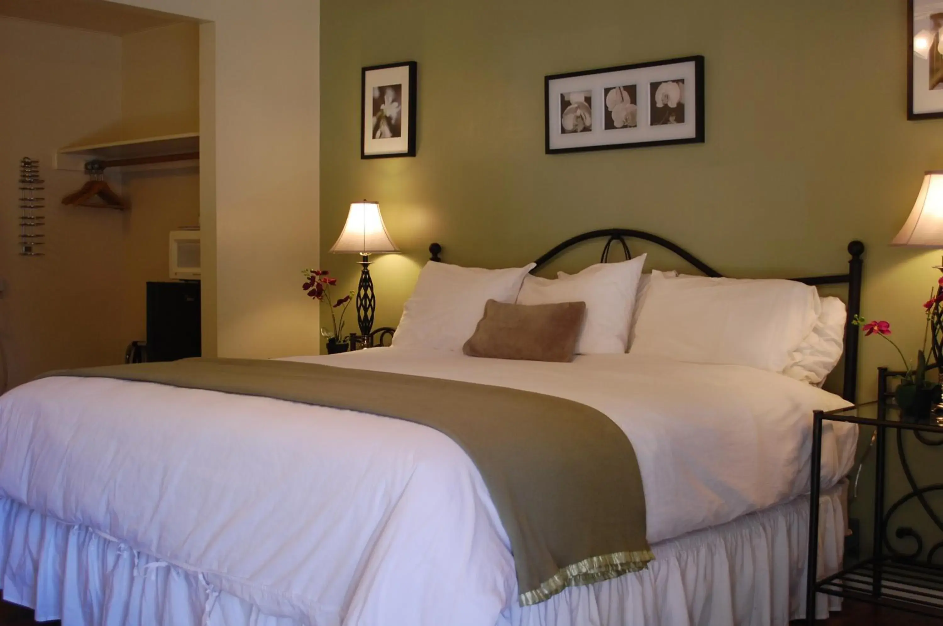 Bedroom, Bed in El Rancho Motel Bedroom, Bed in El Rancho Motel