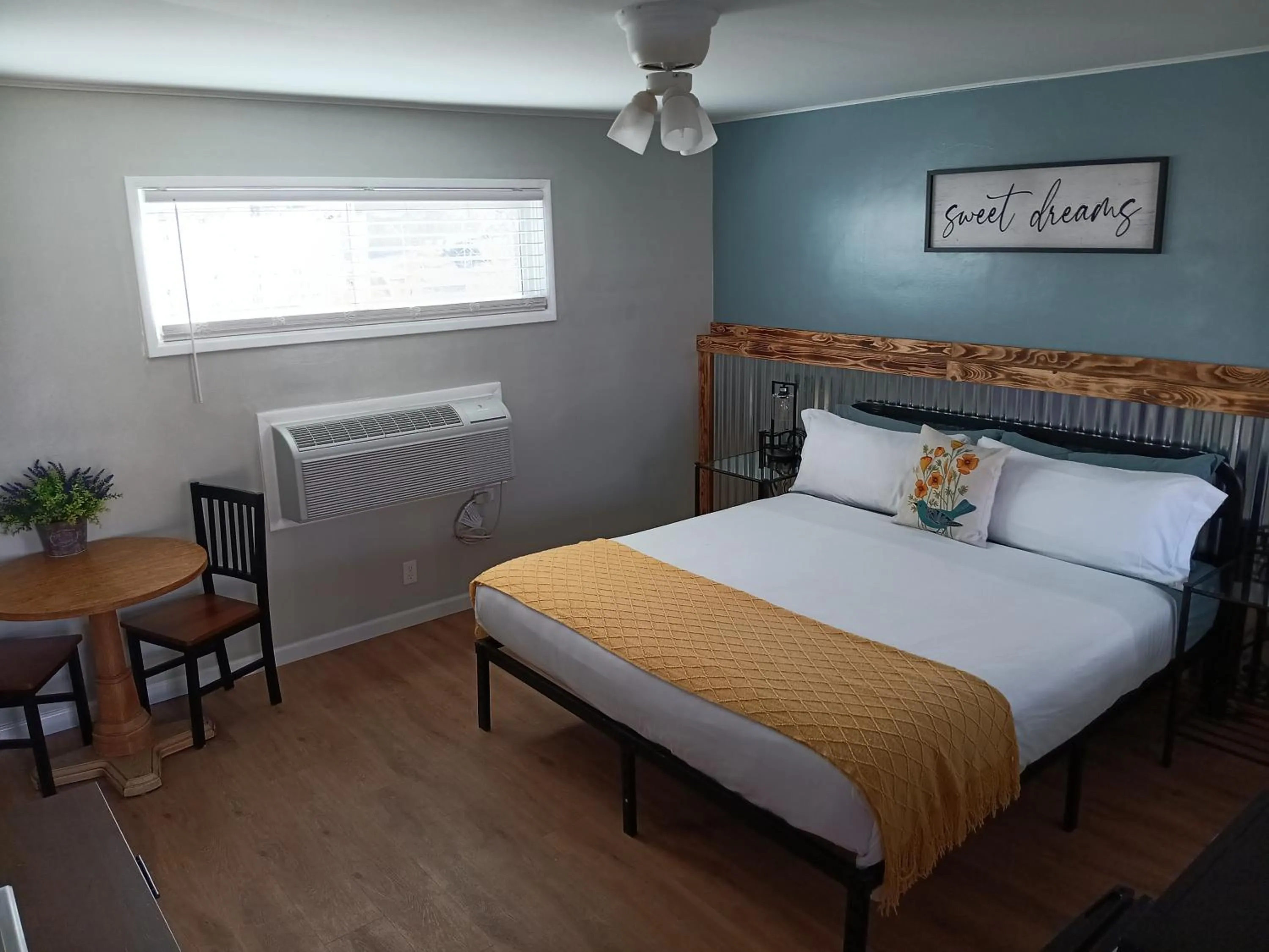 Bed in El Rancho Motel