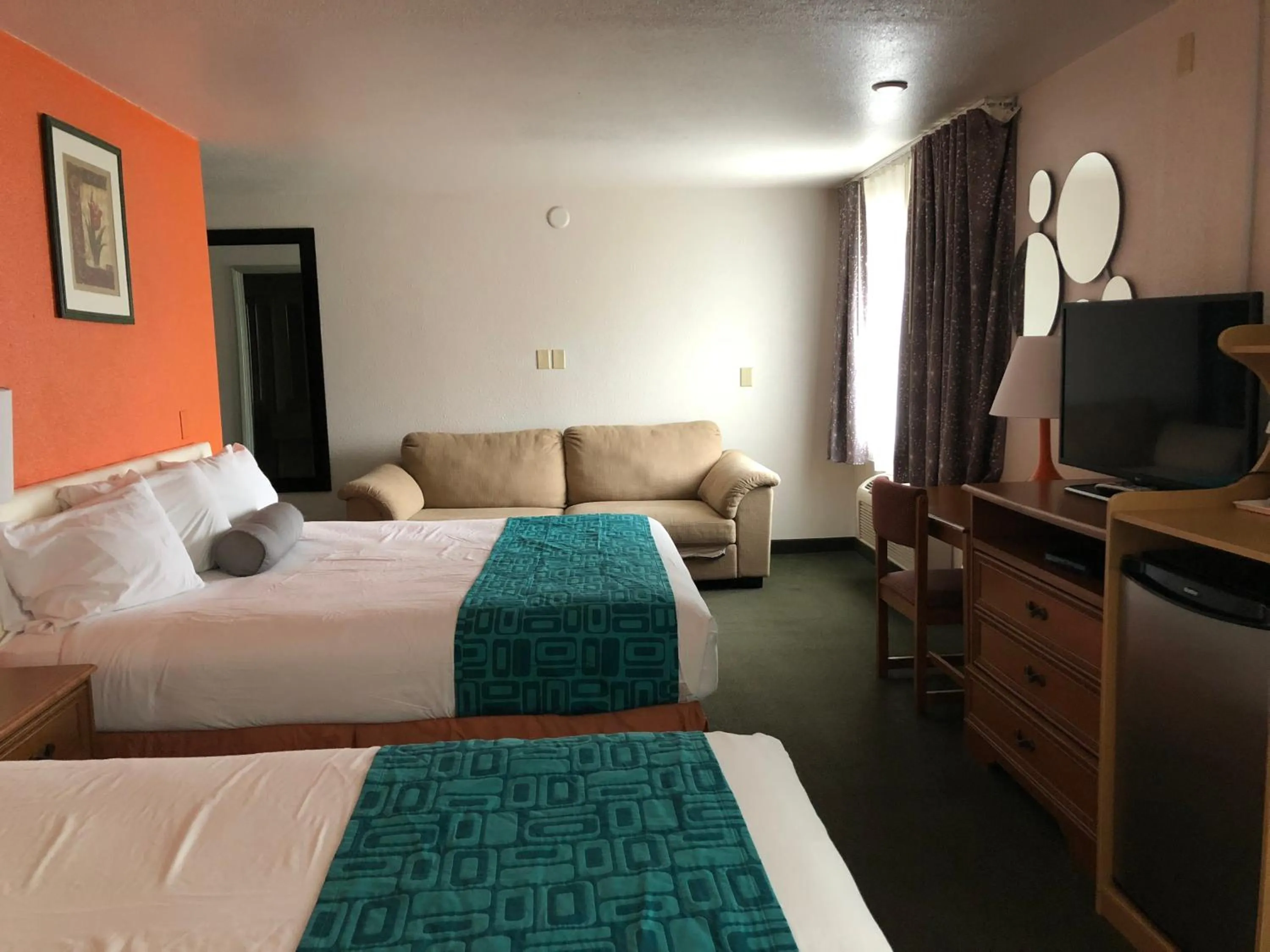 Bed in Howard Johnson by Wyndham Salem