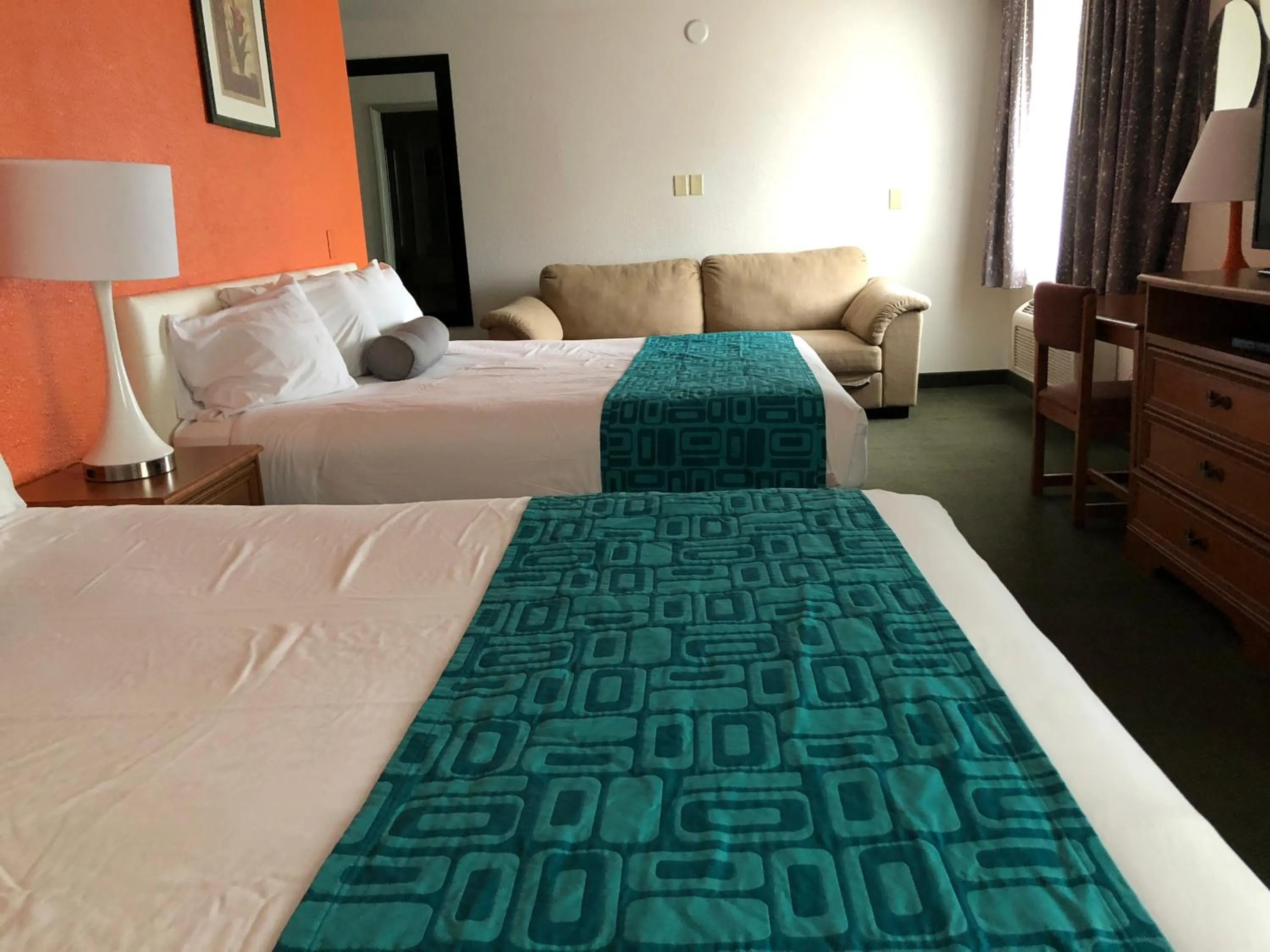 Bed in Howard Johnson by Wyndham Salem