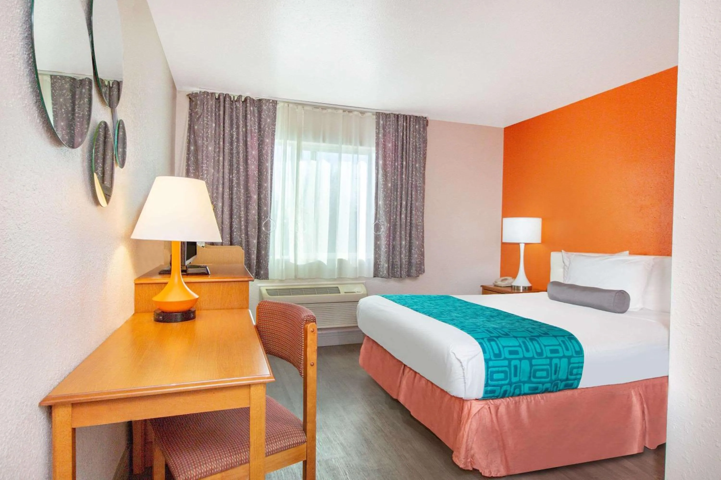 Photo of the whole room, Bed in Howard Johnson by Wyndham Salem