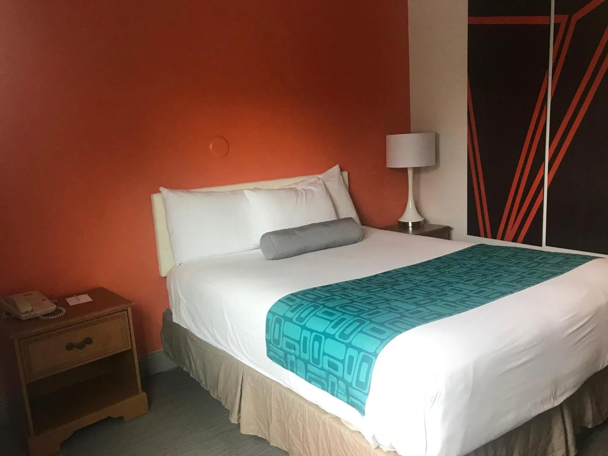 Bed in Howard Johnson by Wyndham Salem