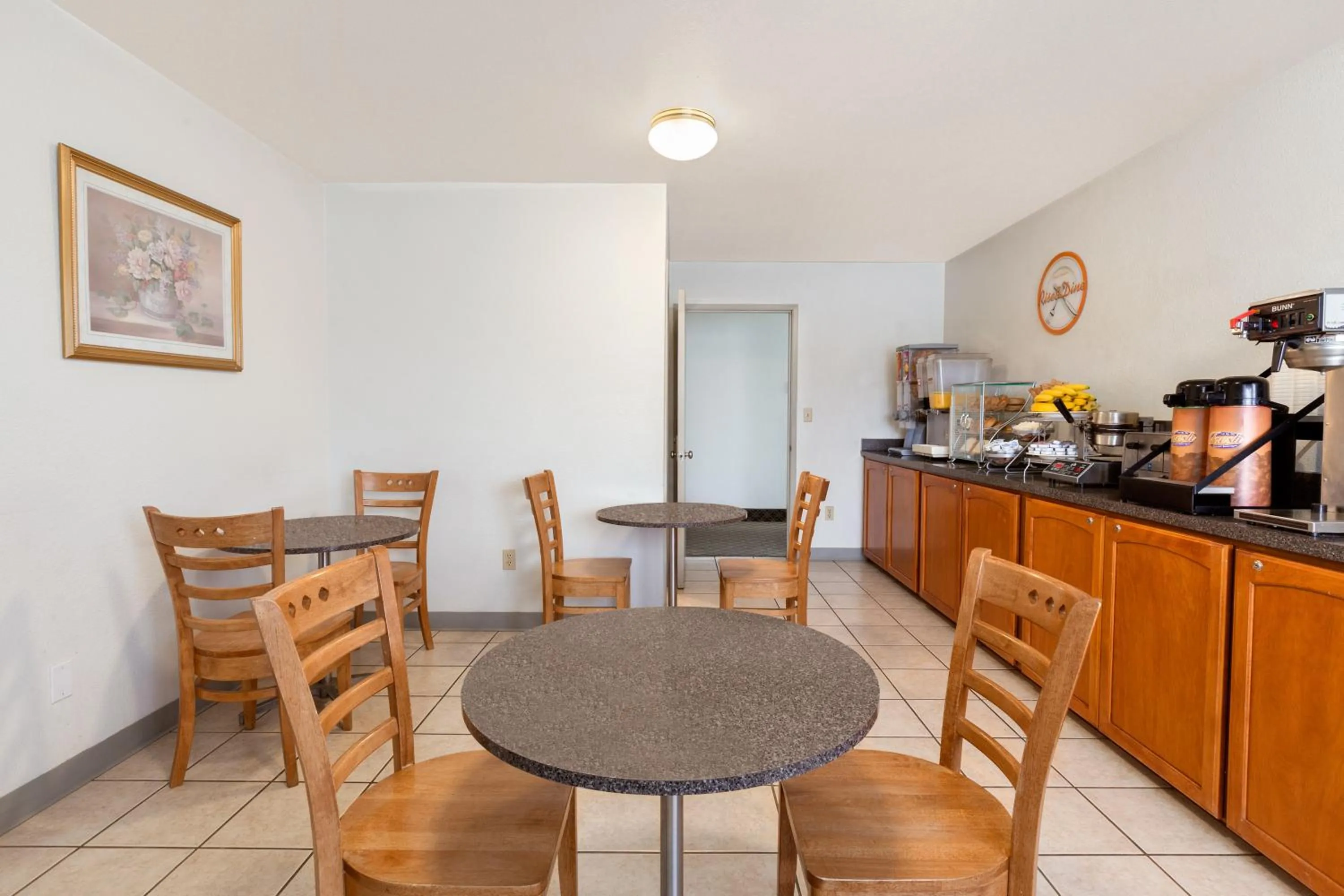 Restaurant/places to eat in Howard Johnson by Wyndham Salem