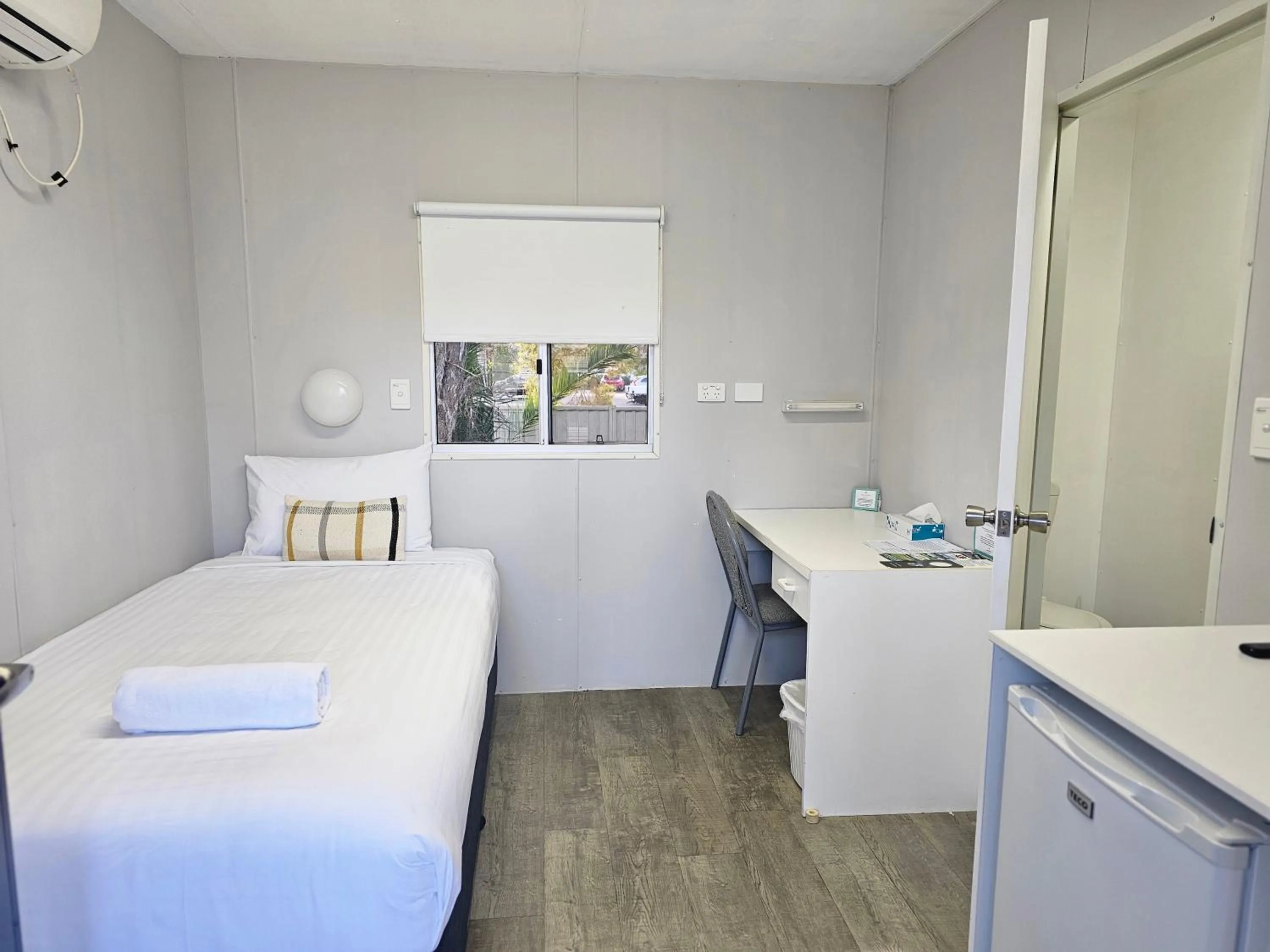 Bedroom, Bed in Hive Hotel, Moruya