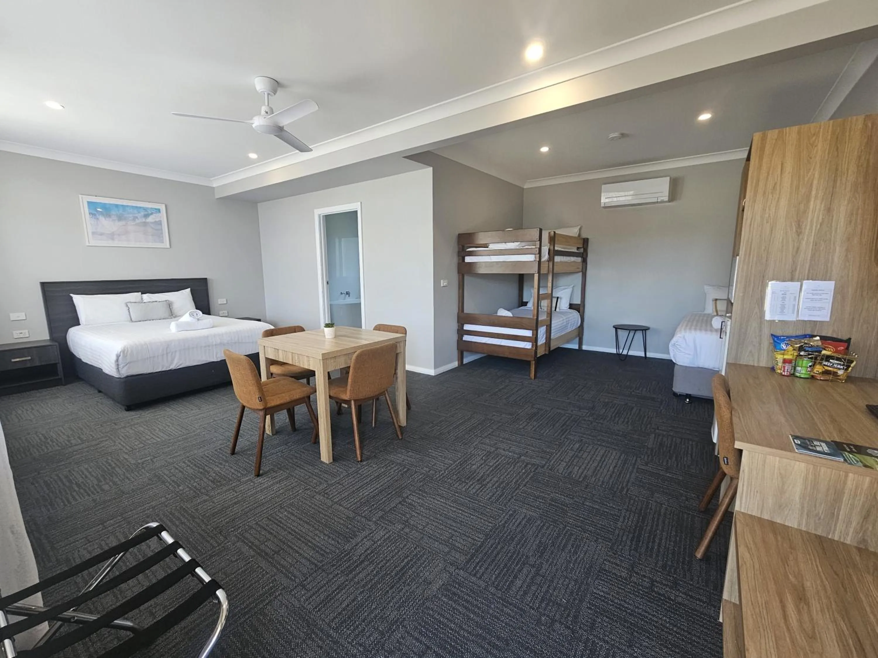 Photo of the whole room, Bed in Hive Hotel, Moruya