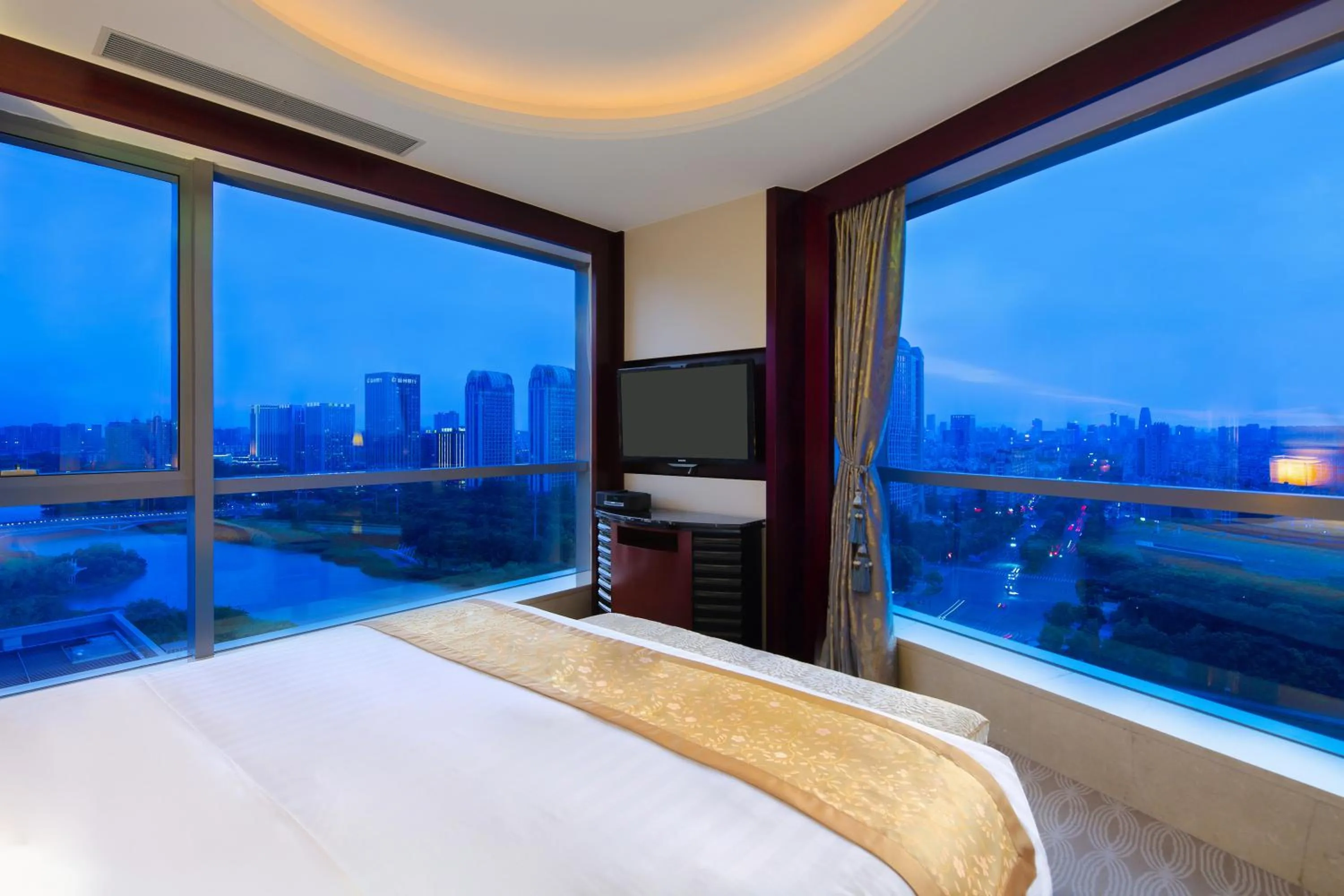 Photo of the whole room, Bed in Pan Pacific Ningbo