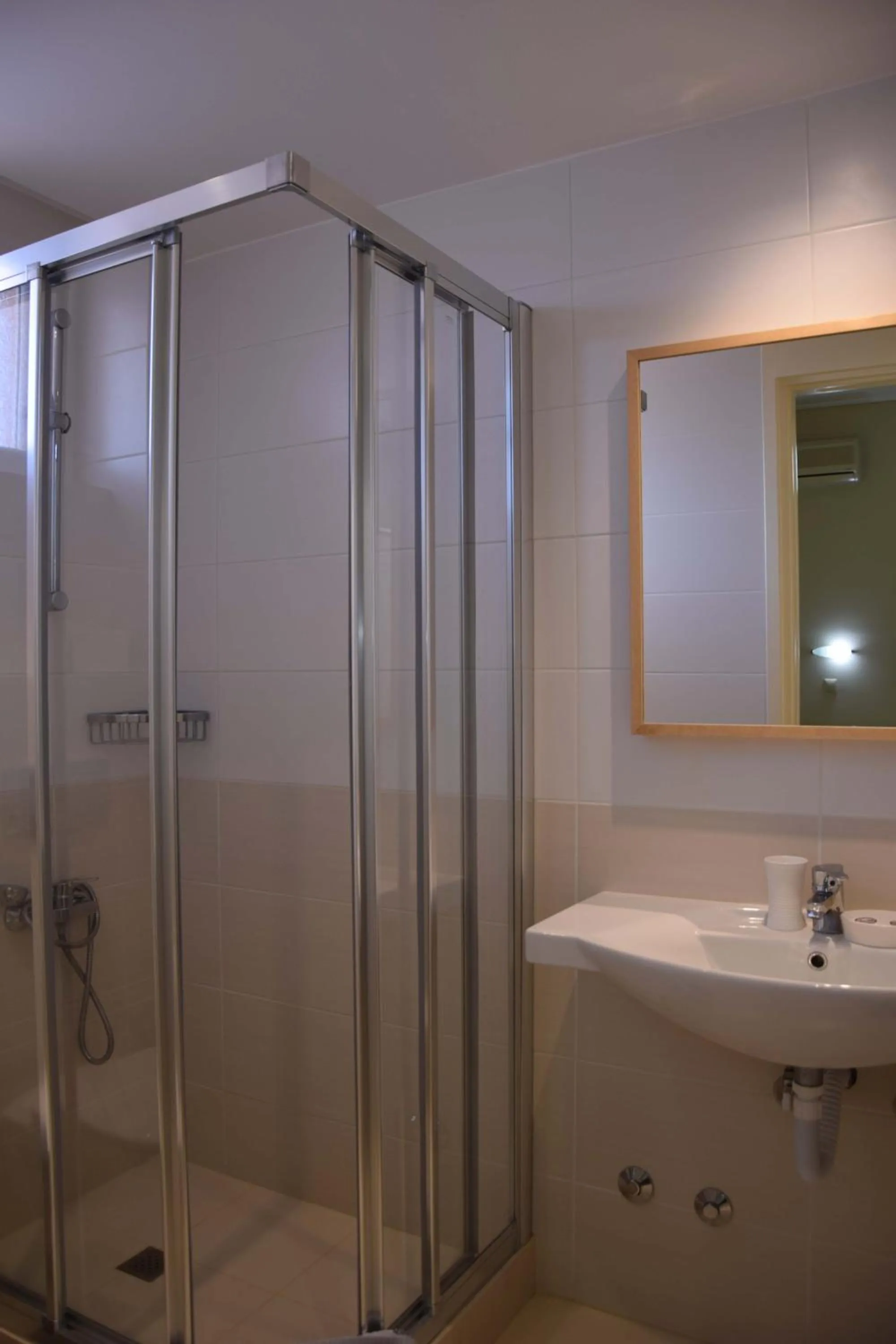 Shower in Lefktron Hotel